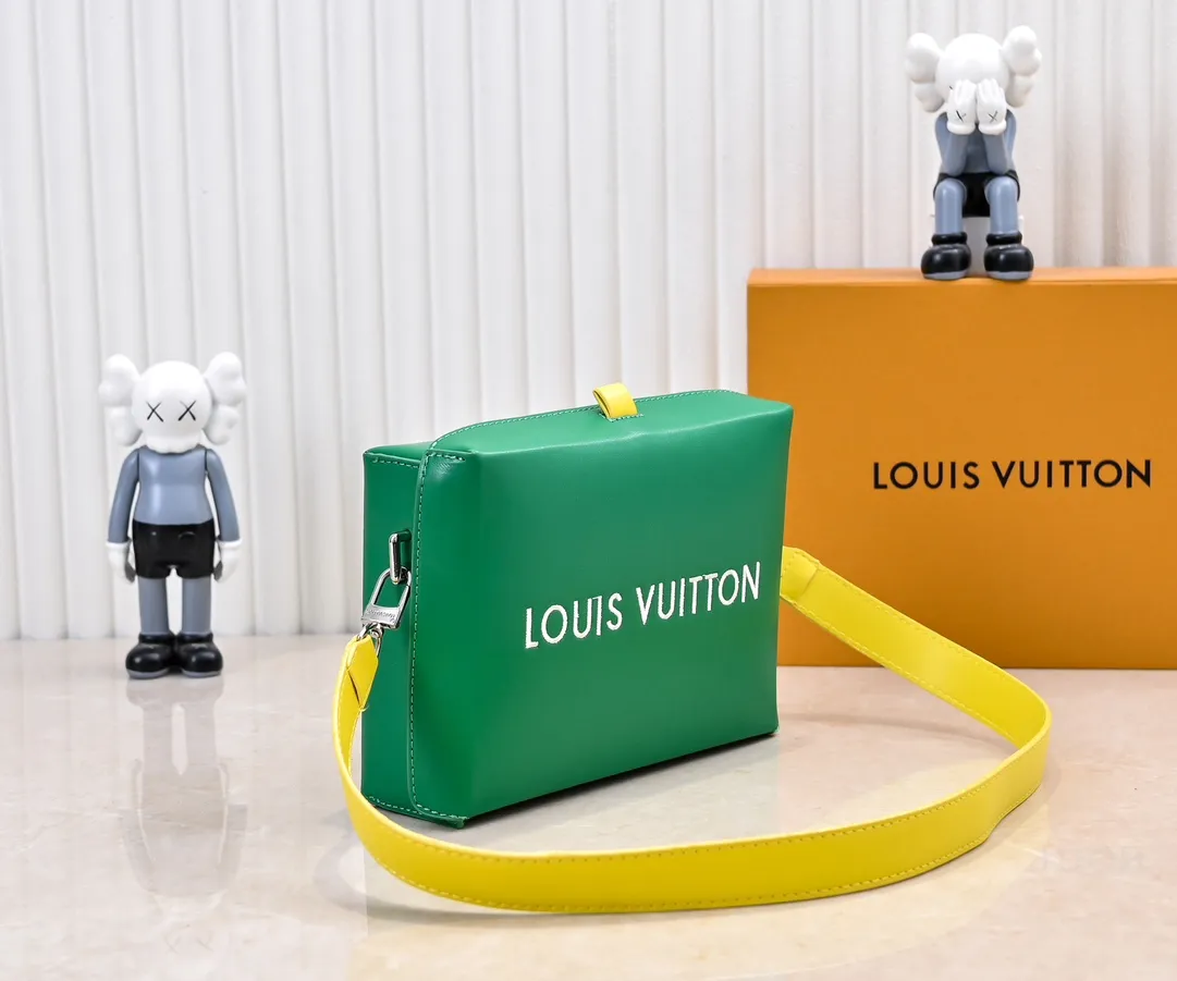 Batch 280💰Upgraded original M24455 This Shopper medium handbag draws inspiration from Louis Vuitton shopping bags, with the words Louis Vuitton and Maison Fondée En 1854 written on soft cow leather. It is equipped with a top handle and a detachable shoulder strap. Dimensions: 23.0x16.5x7.0 cm (length x height x width)