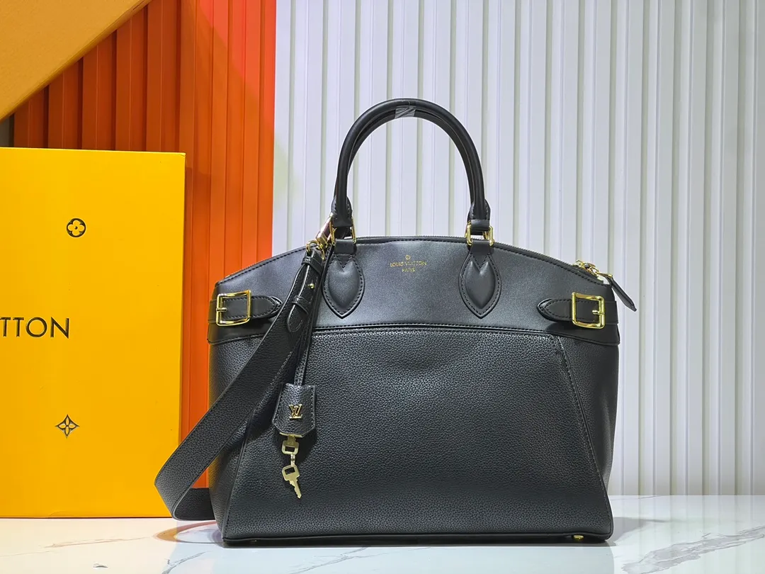 Batch 340💰M11214 green M22914 black M22925 brown M23061 off-white M22927 taupe. Sophisticated and functional, the Lock It MM bag is crafted in fine grained Taurillon leather and smooth calfskin, with gold-finish buckles and hardware. Signature House touches include padlocks, key bells and hot-stamped Louis Vuitton signatures. Featuring an articulated top handle and removable strap, this tote offers a variety of carrying options. 36x29x15 cm (LxHxW) Black Taurillon leather, smooth calfskin semi-leather trim Microfiber lining Gold hardware 2 square buckles padlock key bell External pockets 2 internal flat pockets Internal zipped pocket with flat pockets 5 protective metal studs Strap: removable, adjustable Strap drop: 45.0 cm Maximum strap drop: 51.0 cm