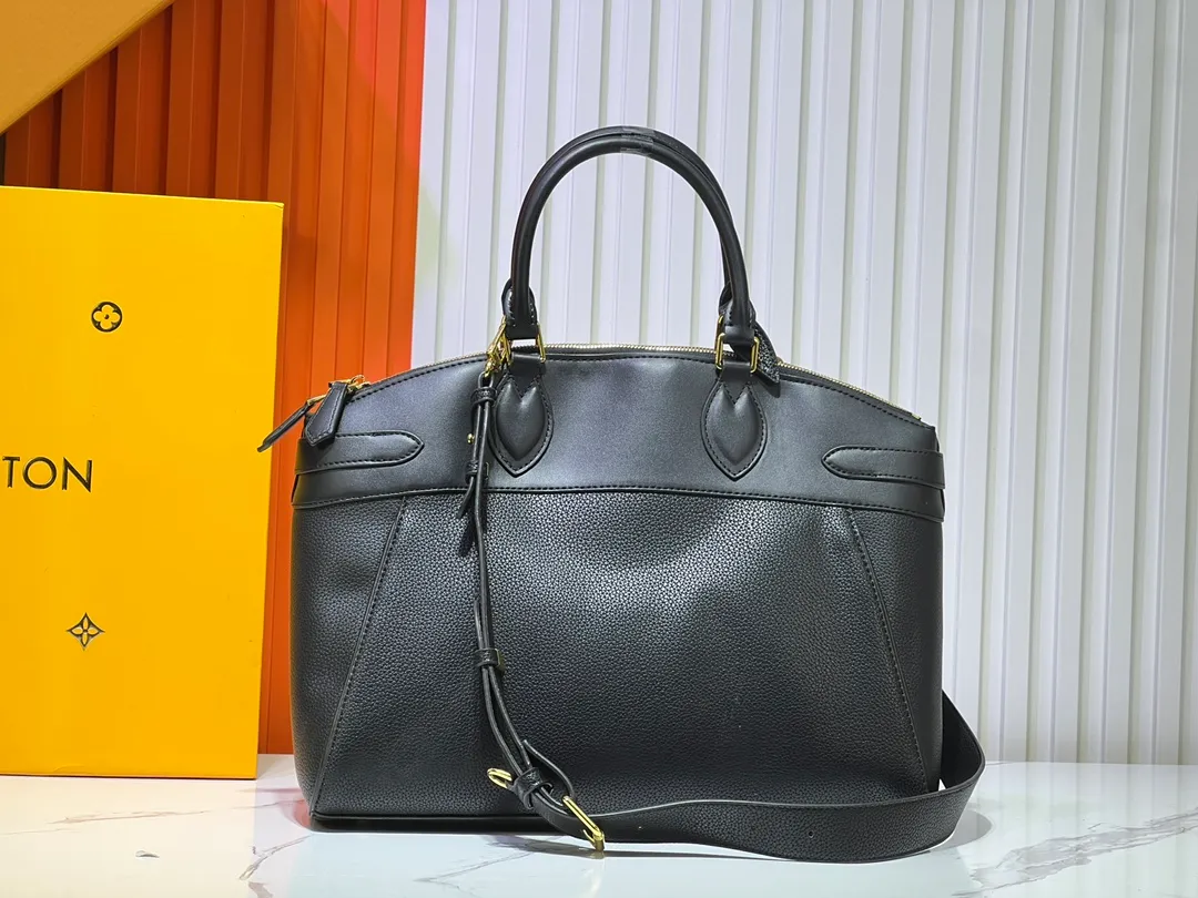 Batch 340💰M11214 green M22914 black M22925 brown M23061 off-white M22927 taupe. Sophisticated and functional, the Lock It MM bag is crafted in fine grained Taurillon leather and smooth calfskin, with gold-finish buckles and hardware. Signature House touches include padlocks, key bells and hot-stamped Louis Vuitton signatures. Featuring an articulated top handle and removable strap, this tote offers a variety of carrying options. 36x29x15 cm (LxHxW) Black Taurillon leather, smooth calfskin semi-leather trim Microfiber lining Gold hardware 2 square buckles padlock key bell External pockets 2 internal flat pockets Internal zipped pocket with flat pockets 5 protective metal studs Strap: removable, adjustable Strap drop: 45.0 cm Maximum strap drop: 51.0 cm