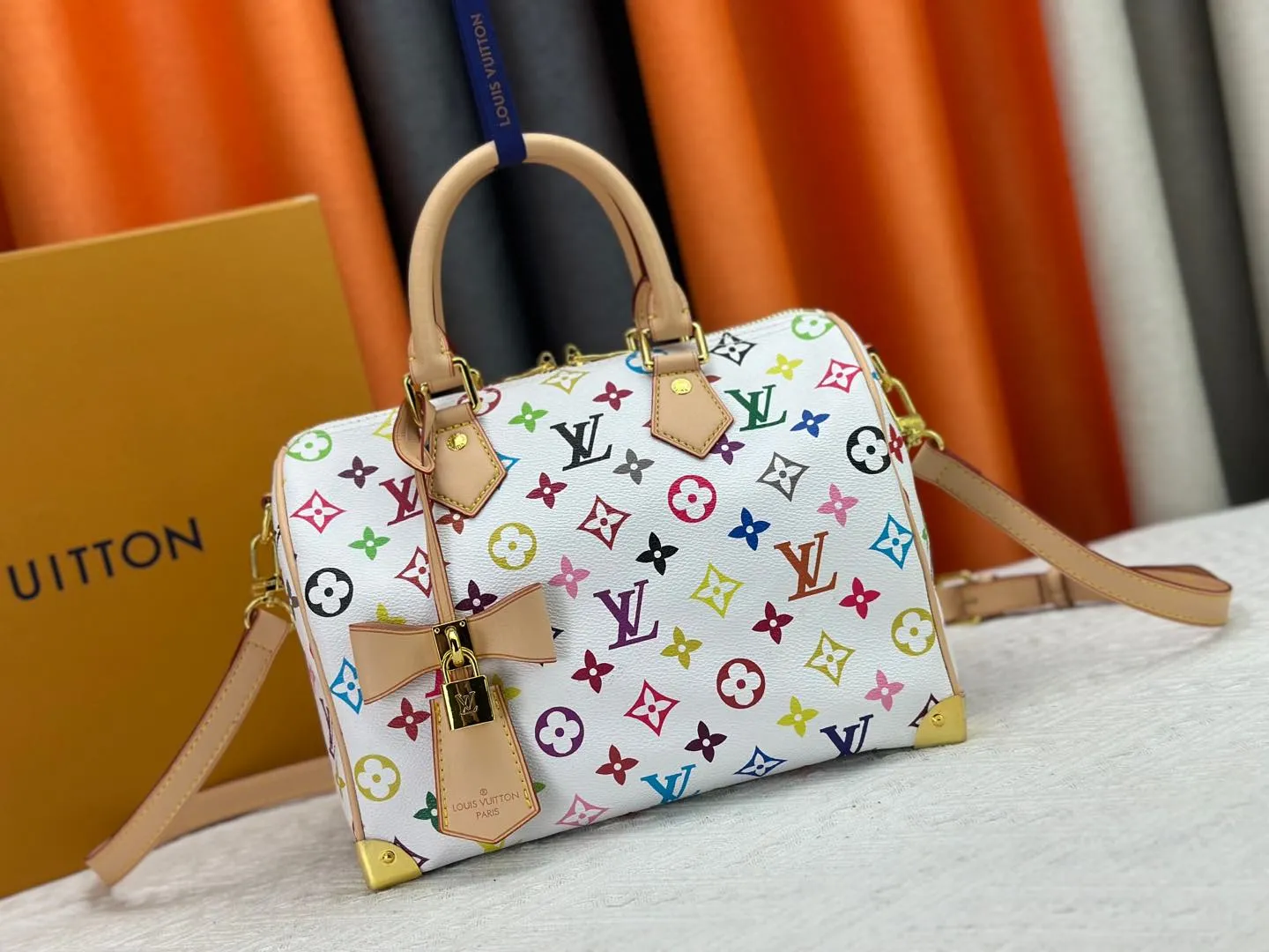 P300 Upgraded original M13805 M13257 M40390 LV Murakami Takashi co-branded NANOSPEEDY handbag This Nano Speedy handbag combines Monogram canvas and cow leather trim printing, with 33 colorful colors to interpret white, black and white tricolor. It has been launched in twelve sections and is very popular around the world and is loved by celebrities and celebrities. 25.0 x 19.0 x 15.0 cm