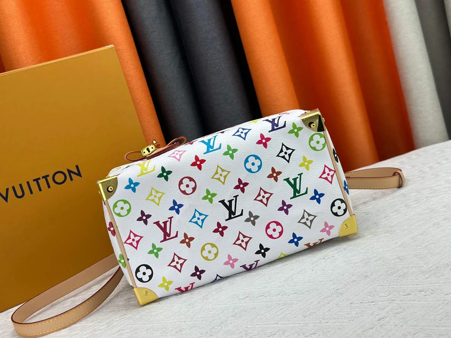 P300 Upgraded original M13805 M13257 M40390 LV Murakami Takashi co-branded NANOSPEEDY handbag This Nano Speedy handbag combines Monogram canvas and cow leather trim printing, with 33 colorful colors to interpret white, black and white tricolor. It has been launched in twelve sections and is very popular around the world and is loved by celebrities and celebrities. 25.0 x 19.0 x 15.0 cm