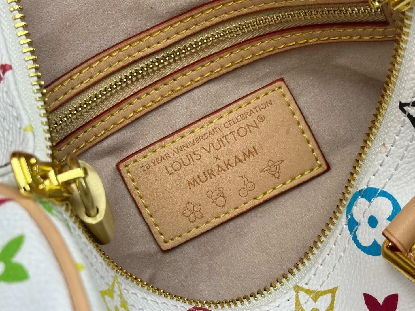 P300 Upgraded original M13805 M13257 M40390 LV Murakami Takashi co-branded NANOSPEEDY handbag This Nano Speedy handbag combines Monogram canvas and cow leather trim printing, with 33 colorful colors to interpret white, black and white tricolor. It has been launched in twelve sections and is very popular around the world and is loved by celebrities and celebrities. 25.0 x 19.0 x 15.0 cm