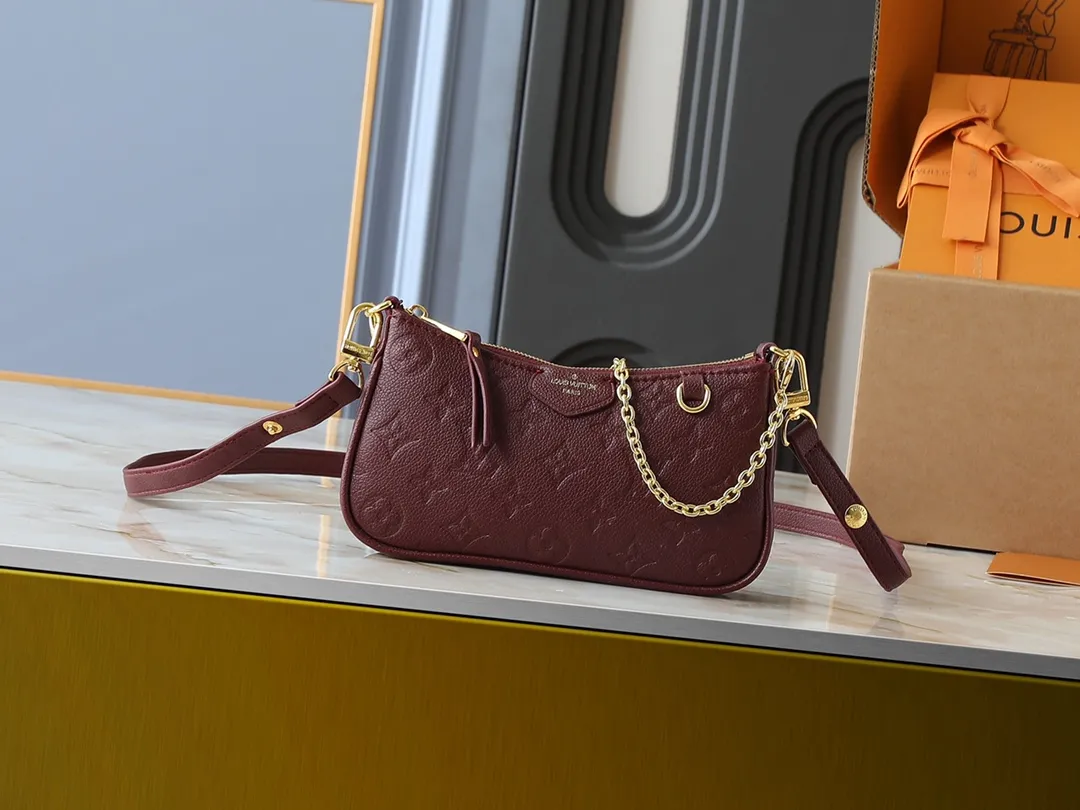 💰180💰Upgraded from the original M81066 M80349 M14421 M81862 M13614 This Easy Pouch handbag has a classic Monogram pattern on the leather body and incorporates dazzling metal parts such as D-rings, making it a perfect choice for day and night travel. The compact shape is suitable for daily needs, and the detachable shoulder strap and chain allow for a variety of carrying methods. Dimensions: 19.0 x 11.5 x 3.0 cm (length x height x width)
