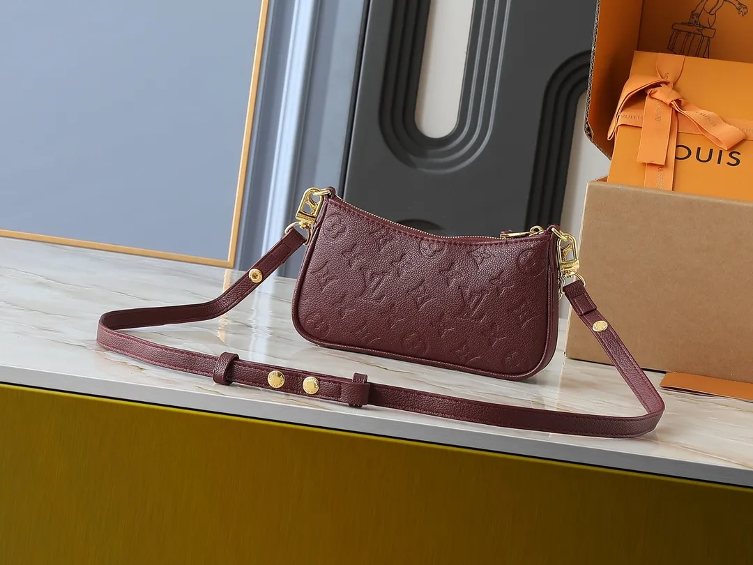 💰180💰Upgraded from the original M81066 M80349 M14421 M81862 M13614 This Easy Pouch handbag has a classic Monogram pattern on the leather body and incorporates dazzling metal parts such as D-rings, making it a perfect choice for day and night travel. The compact shape is suitable for daily needs, and the detachable shoulder strap and chain allow for a variety of carrying methods. Dimensions: 19.0 x 11.5 x 3.0 cm (length x height x width)