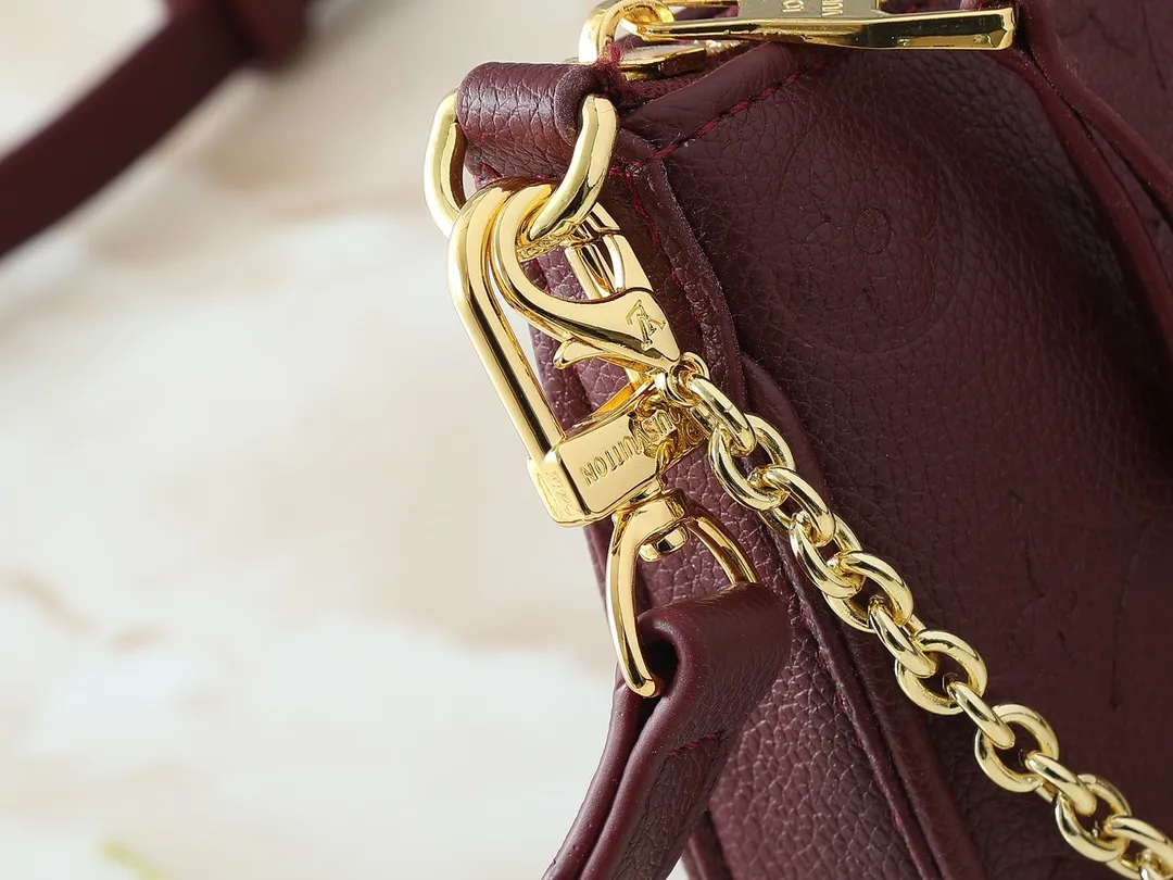 💰180💰Upgraded from the original M81066 M80349 M14421 M81862 M13614 This Easy Pouch handbag has a classic Monogram pattern on the leather body and incorporates dazzling metal parts such as D-rings, making it a perfect choice for day and night travel. The compact shape is suitable for daily needs, and the detachable shoulder strap and chain allow for a variety of carrying methods. Dimensions: 19.0 x 11.5 x 3.0 cm (length x height x width)