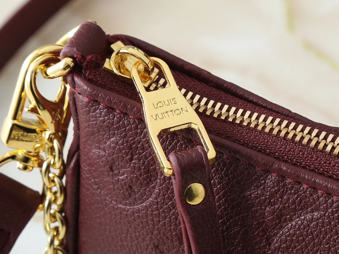💰180💰Upgraded from the original M81066 M80349 M14421 M81862 M13614 This Easy Pouch handbag has a classic Monogram pattern on the leather body and incorporates dazzling metal parts such as D-rings, making it a perfect choice for day and night travel. The compact shape is suitable for daily needs, and the detachable shoulder strap and chain allow for a variety of carrying methods. Dimensions: 19.0 x 11.5 x 3.0 cm (length x height x width)