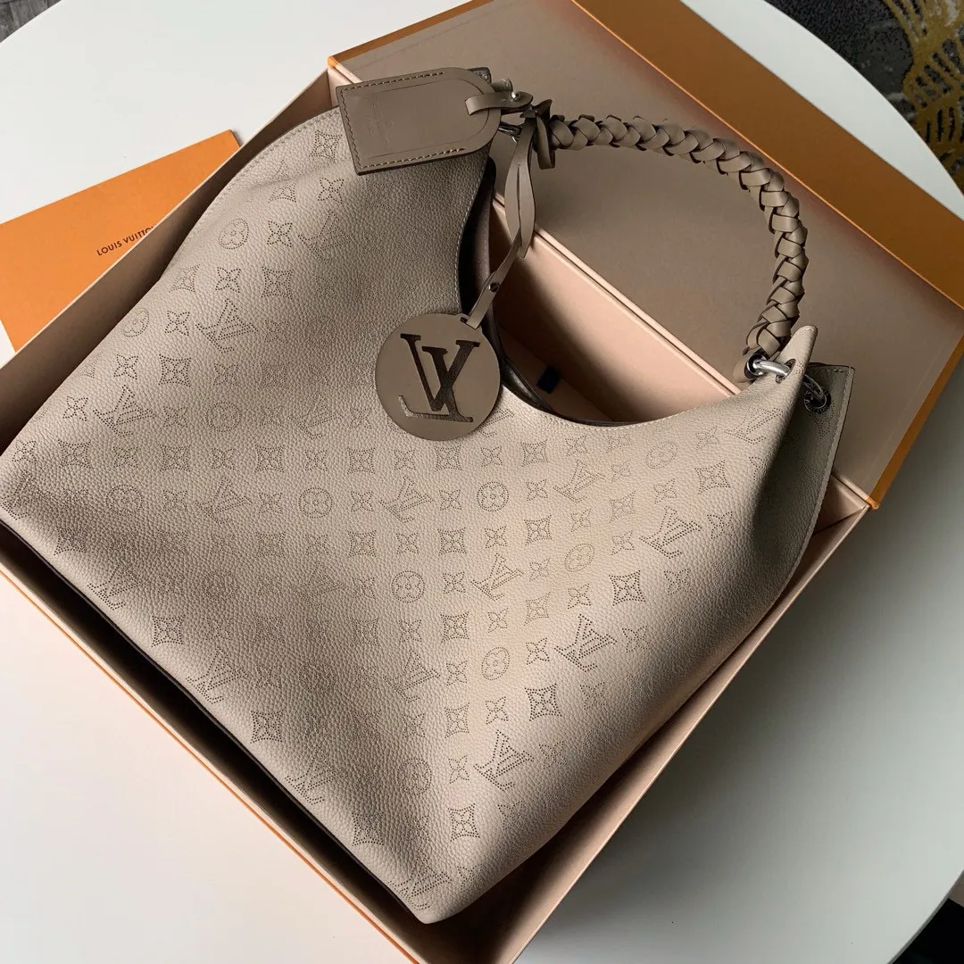 💰1220 (top layer leather) top-quality original actual photos M53188 Apricot This bag is made of imported granular Taurillon calfskin! Its fashionable silhouette is very youthful. The full leather punched braided wrist double tag women's shoulder bag oo [handshake] [handshake] is particularly beautiful when casually slung over the shoulder. The oversized shiny palladium copper twist lock closure adds an avant-garde touch. Size: 35x40x17cm!