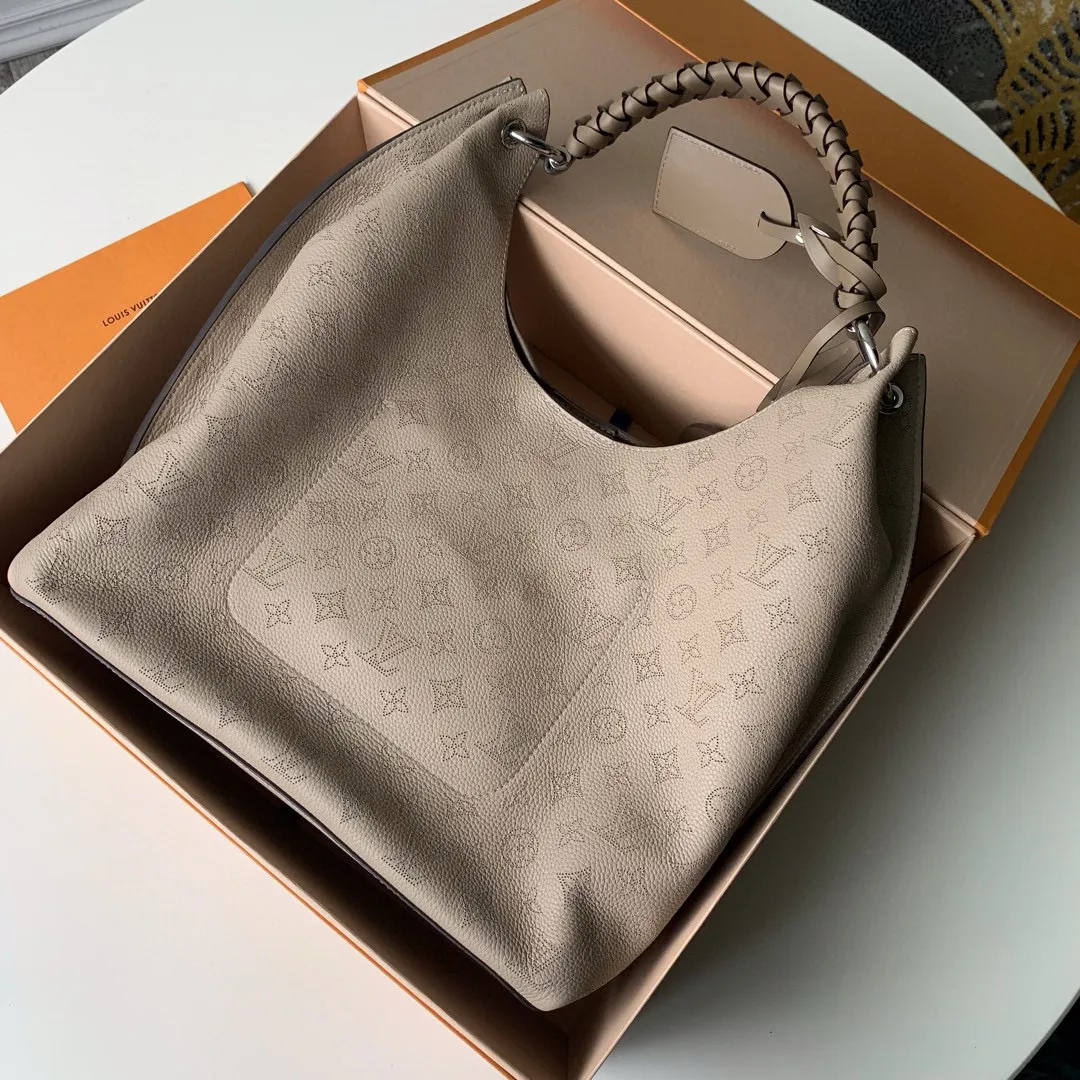 💰1220 (top layer leather) top-quality original actual photos M53188 Apricot This bag is made of imported granular Taurillon calfskin! Its fashionable silhouette is very youthful. The full leather punched braided wrist double tag women's shoulder bag oo [handshake] [handshake] is particularly beautiful when casually slung over the shoulder. The oversized shiny palladium copper twist lock closure adds an avant-garde touch. Size: 35x40x17cm!