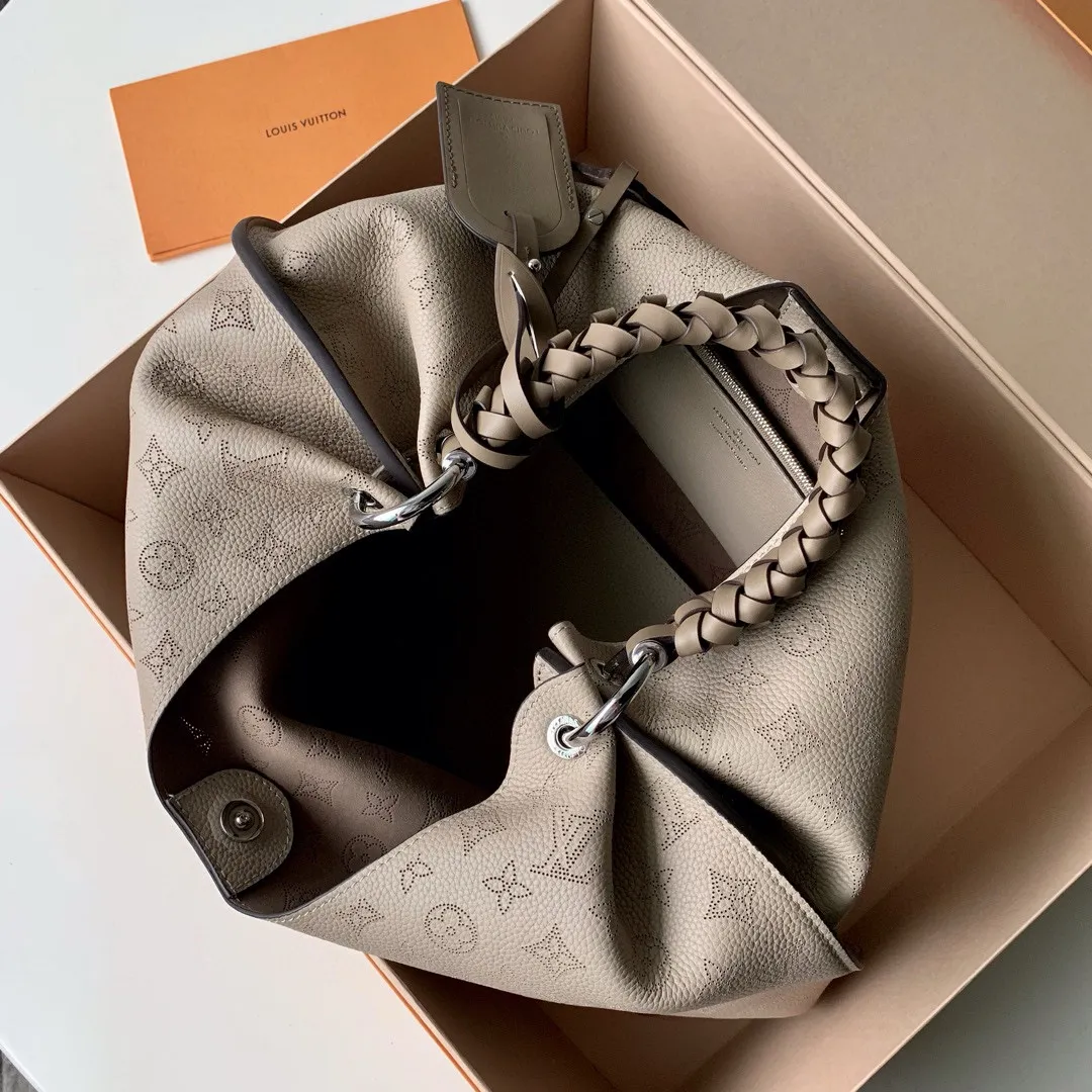 💰1220 (top layer leather) top-quality original actual photos M53188 Apricot This bag is made of imported granular Taurillon calfskin! Its fashionable silhouette is very youthful. The full leather punched braided wrist double tag women's shoulder bag oo [handshake] [handshake] is particularly beautiful when casually slung over the shoulder. The oversized shiny palladium copper twist lock closure adds an avant-garde touch. Size: 35x40x17cm!