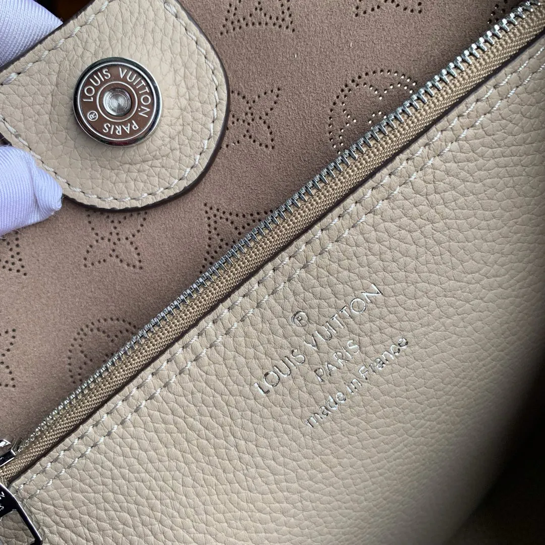 💰1220 (top layer leather) top-quality original actual photos M53188 Apricot This bag is made of imported granular Taurillon calfskin! Its fashionable silhouette is very youthful. The full leather punched braided wrist double tag women's shoulder bag oo [handshake] [handshake] is particularly beautiful when casually slung over the shoulder. The oversized shiny palladium copper twist lock closure adds an avant-garde touch. Size: 35x40x17cm!