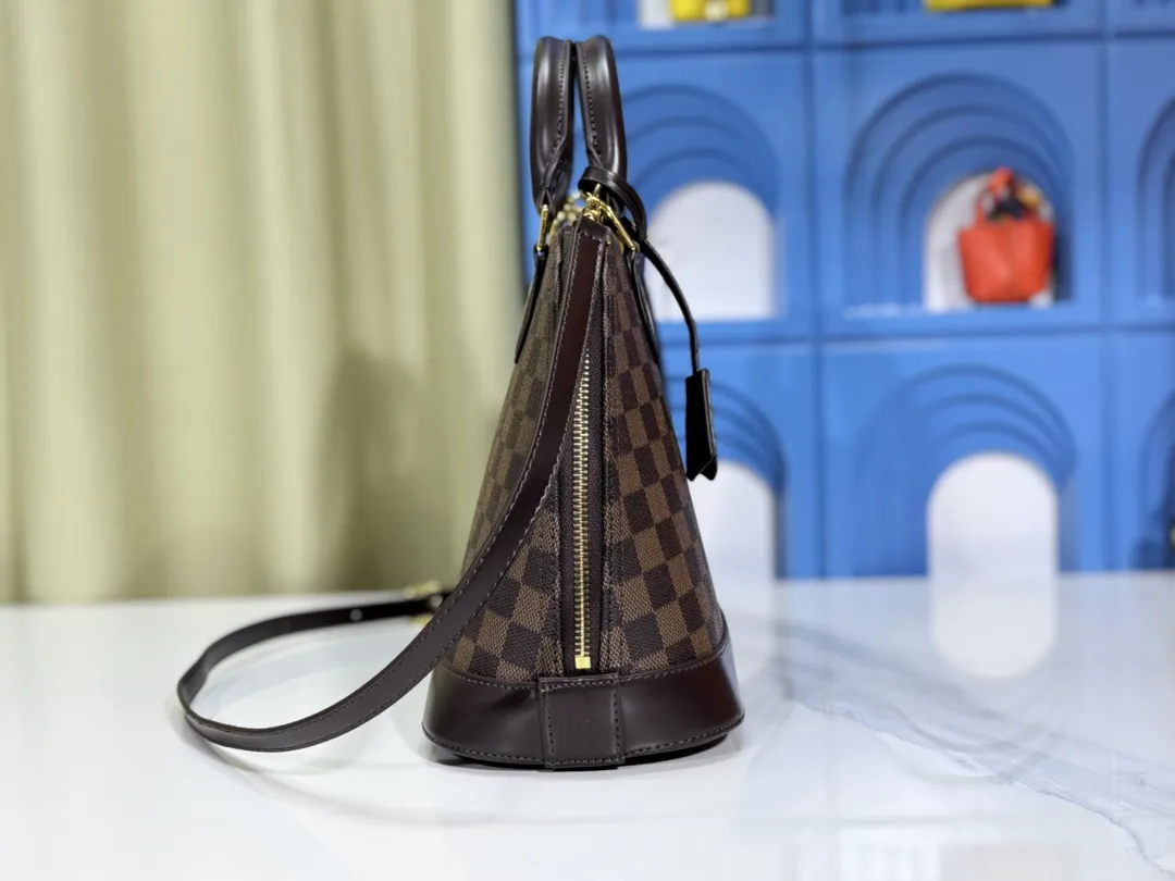 p Large 280💰Small 260💰Upgraded from the original M53151 M53152 presbyopic N41221 Feige presbyopic black leather This is one of Louis Vuitton's iconic handbags with the stiffest design structure. Its prototype is a piece designed by Gaston Vuitton and named after the Alma Bridge, which connects two adjacent fashionable districts in Paris. Signature Monogram canvas gives it a classic feel. Size: small 25 x 19 x 12, large 32x24x15cm (length x height x width)
