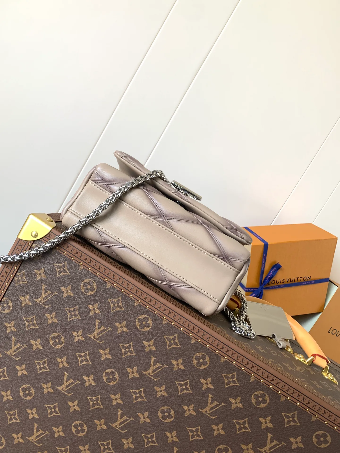 💰1280 (top layer leather) top original order, code changing chip M23045 dark gray M22891 beige M23601 brown M22891 black M12338 vanilla M24465 pink gradient M23682 dark blue M12434 blue gradient M22891 blue and white checkered M22891 red and white checkered M25107 silver M22891 patent leather M22892 black pink gradient M24186 light blue gradient M24465 nude pink gradient M12567 burgundy M11374 black hardware M12332 light coffee color M22890 white leather with black stripes Top original custom leather ~ colors are being updated continuously! This medium GO-14 bag is crafted from rich sheepskin leather with a quilted pattern that pays homage to the brand's traditional luggage designs. The Twist lock makes a striking statement, and the top handle can be carried by hand alone, or it can be transformed into a leather shoulder pad on the sliding chain strap for comfortable shoulder or cross-body wear. Dimensions: 23 x 16 x 10cm