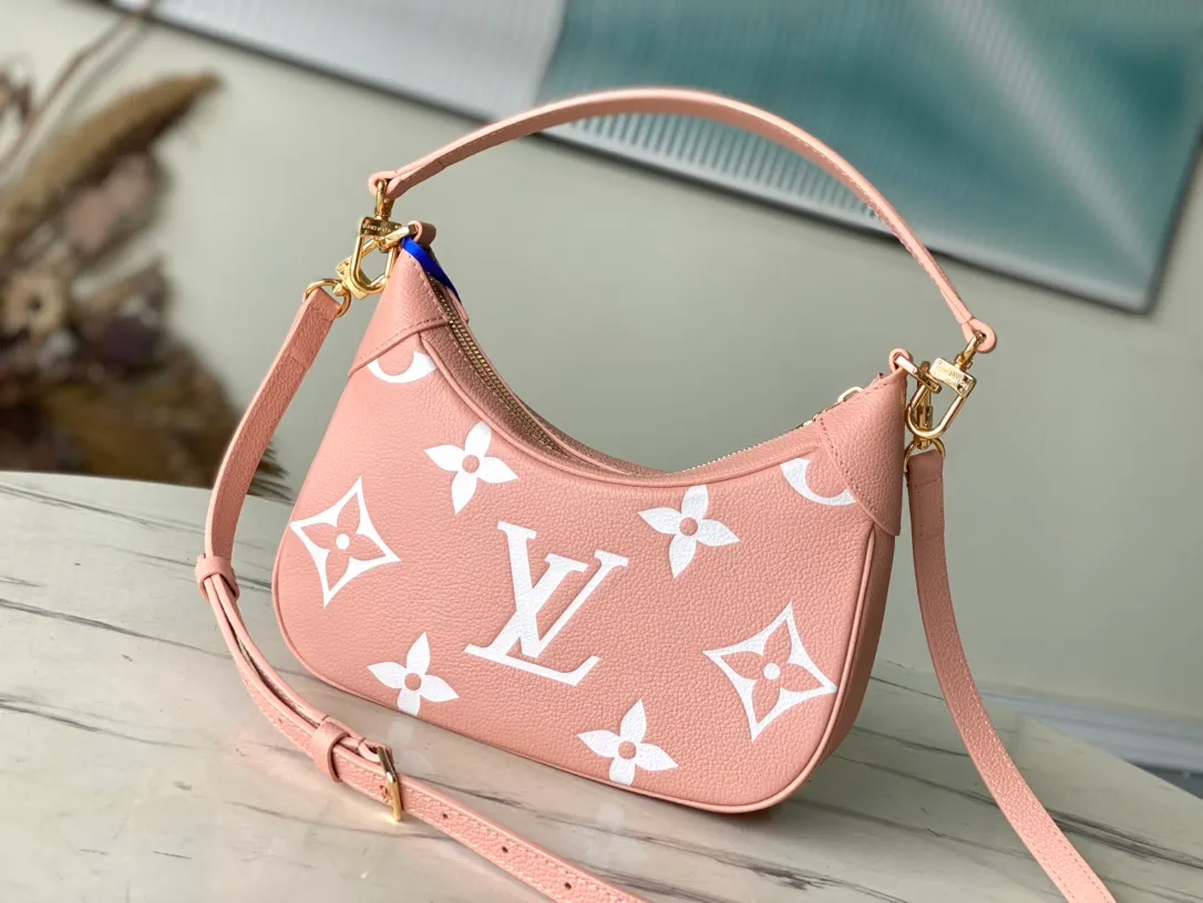 💰1040 (top layer leather) top original single M46301 ballet fan print embossed This Bagatelle handbag is shaped with Monogram Empreinte soft grain leather, and the large embossed pattern is highlighted in the color contrast. Discover trendy carrying options with the detachable handle and detachable and adjustable shoulder strap. 24.0 x 18.0 x 7.0 cm (length x height x width) you