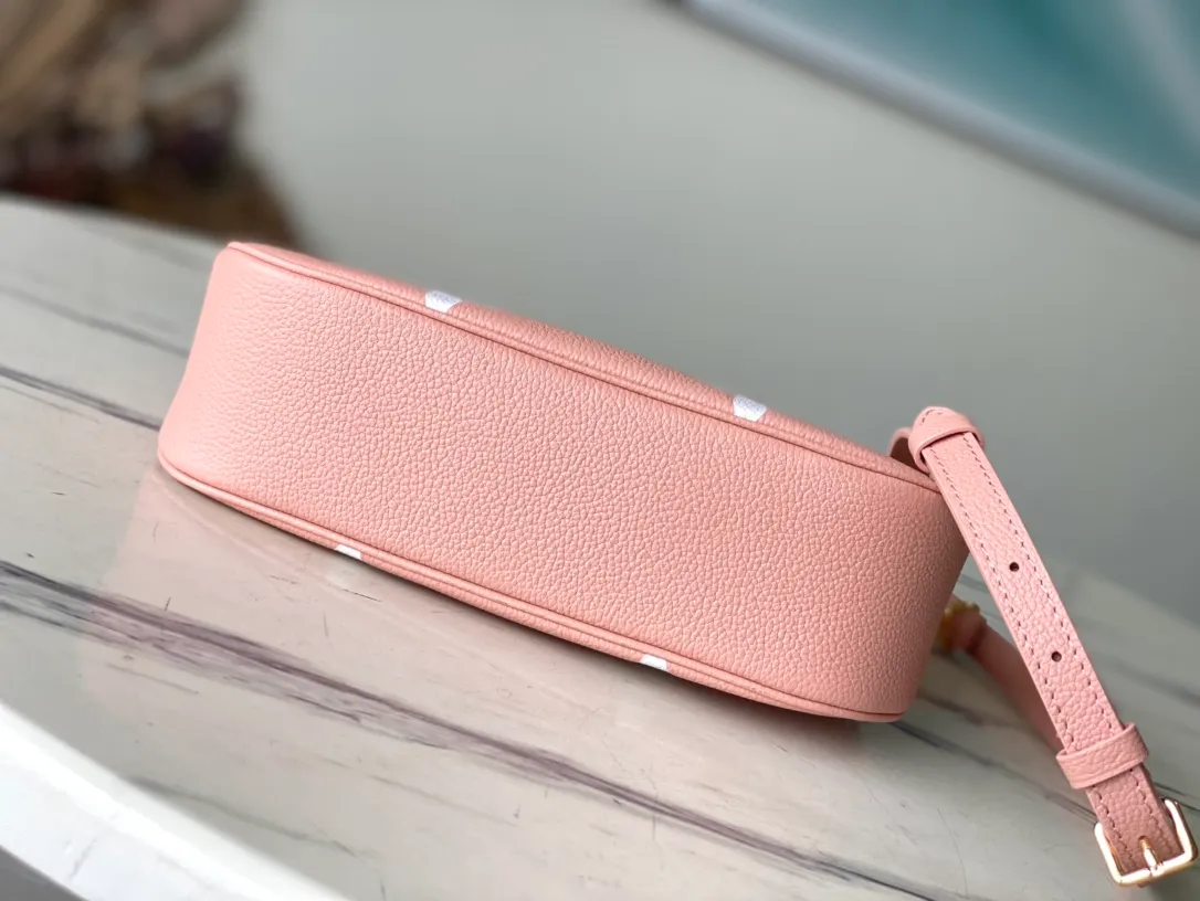 💰1040 (top layer leather) top original single M46301 ballet fan print embossed This Bagatelle handbag is shaped with Monogram Empreinte soft grain leather, and the large embossed pattern is highlighted in the color contrast. Discover trendy carrying options with the detachable handle and detachable and adjustable shoulder strap. 24.0 x 18.0 x 7.0 cm (length x height x width) you