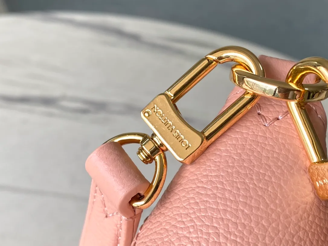 💰1040 (top layer leather) top original single M46301 ballet fan print embossed This Bagatelle handbag is shaped with Monogram Empreinte soft grain leather, and the large embossed pattern is highlighted in the color contrast. Discover trendy carrying options with the detachable handle and detachable and adjustable shoulder strap. 24.0 x 18.0 x 7.0 cm (length x height x width) you