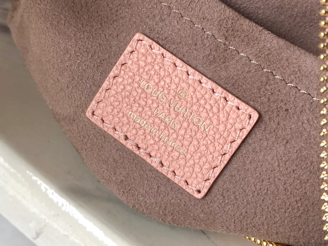 💰1040 (top layer leather) top original single M46301 ballet fan print embossed This Bagatelle handbag is shaped with Monogram Empreinte soft grain leather, and the large embossed pattern is highlighted in the color contrast. Discover trendy carrying options with the detachable handle and detachable and adjustable shoulder strap. 24.0 x 18.0 x 7.0 cm (length x height x width) you