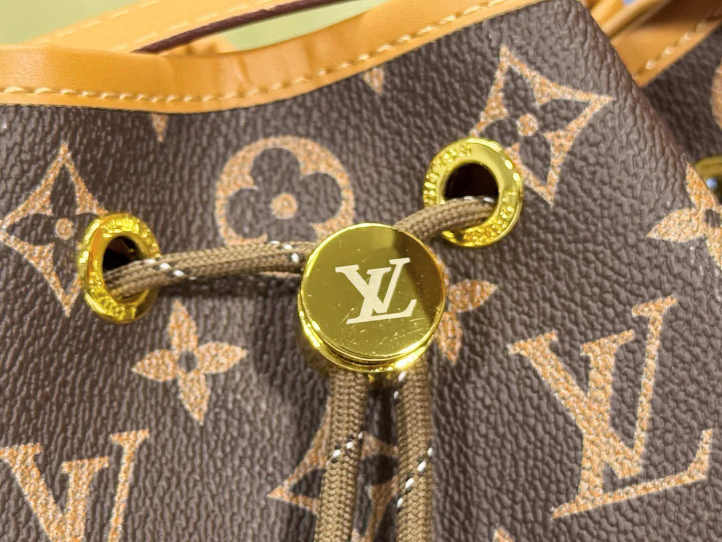 P260 Upgraded from the original M14017, it is infinitely charming and unleashes your fashion attitude. It has a unique appearance and is simply a fashion item that cannot be missed. Different from the softness of a canvas bag, it creates a free and easy feeling when worn on the back. It is super textured and is loved by fashionistas!  Dimensions: height 28x length 22x width 12