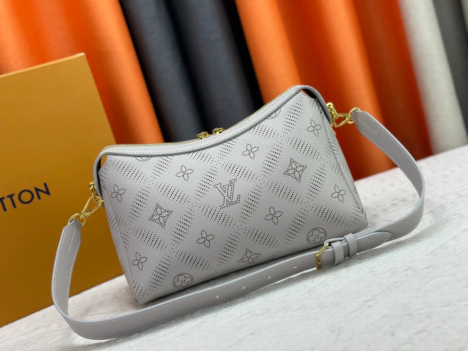 P260 Upgraded original M13157 M24255 M24114 This Hand It All small handbag is made of cow leather to interpret the brand's Bloom elements. The perforated Monogram pattern is integrated with floral imagery, and the classic style is upgraded with contrasting branding. The inner patch pocket is convenient for storing mobile phones, and the woven chain allows for flexible switching between cross-body or shoulder wear. Dimensions: 29.0 x 18.0 x 13.0 cm (length x height x width)