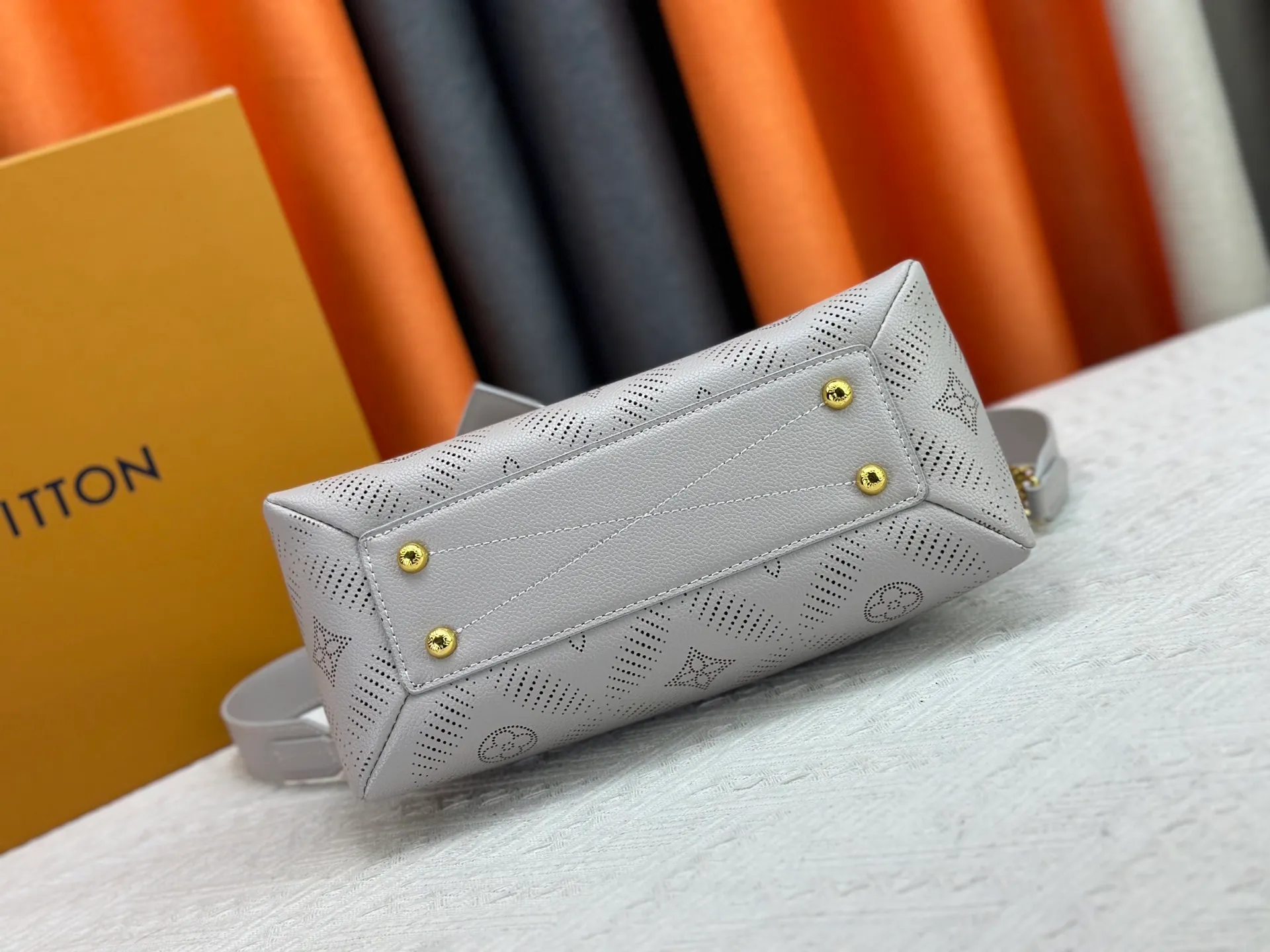 P260 Upgraded original M13157 M24255 M24114 This Hand It All small handbag is made of cow leather to interpret the brand's Bloom elements. The perforated Monogram pattern is integrated with floral imagery, and the classic style is upgraded with contrasting branding. The inner patch pocket is convenient for storing mobile phones, and the woven chain allows for flexible switching between cross-body or shoulder wear. Dimensions: 29.0 x 18.0 x 13.0 cm (length x height x width)