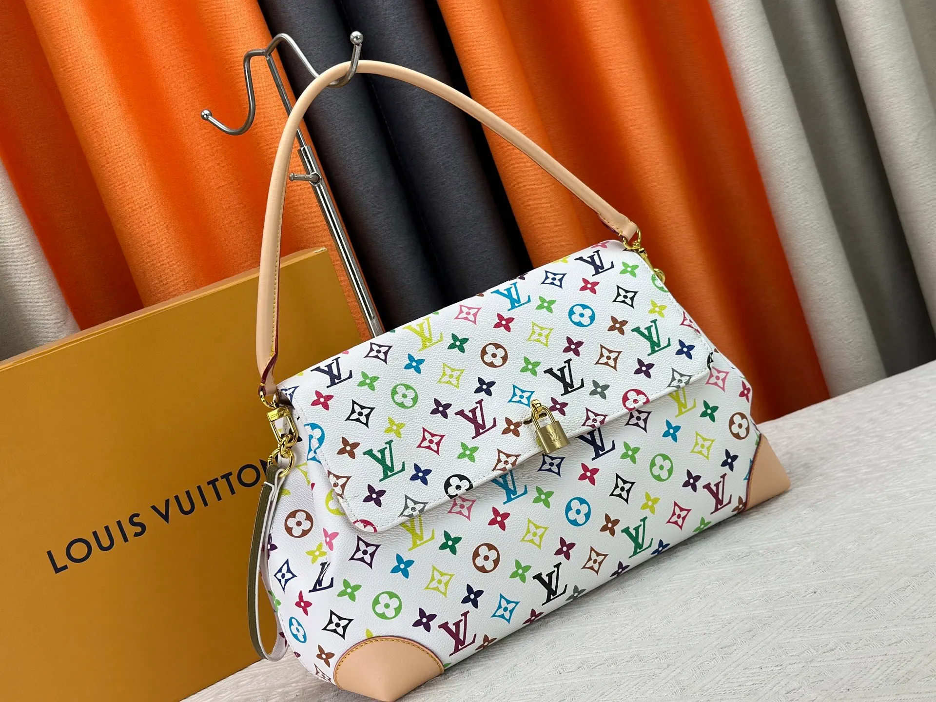 P320 Upgraded original M14473 This Hide Away handbag is made of Monogram coated canvas, integrating clean lines with the brand's traditional elements, creating an excellent choice for both work and leisure. The metal padlock and Toron handles harken back to 1930s archival style, and a hidden interior compartment keeps valuables safe. Dimensions: 36.0 x 26.0 x 18.0 cm (length x height x width)