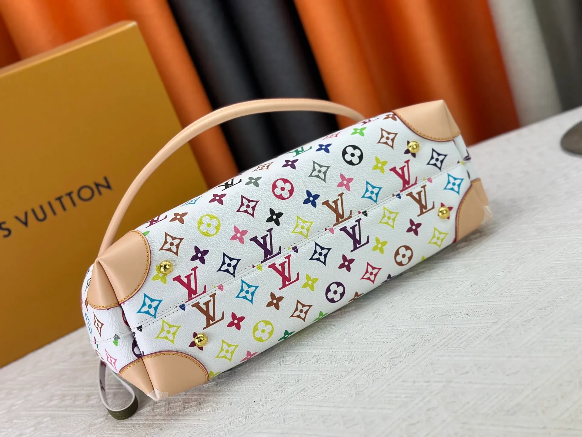 P320 Upgraded original M14473 This Hide Away handbag is made of Monogram coated canvas, integrating clean lines with the brand's traditional elements, creating an excellent choice for both work and leisure. The metal padlock and Toron handles harken back to 1930s archival style, and a hidden interior compartment keeps valuables safe. Dimensions: 36.0 x 26.0 x 18.0 cm (length x height x width)