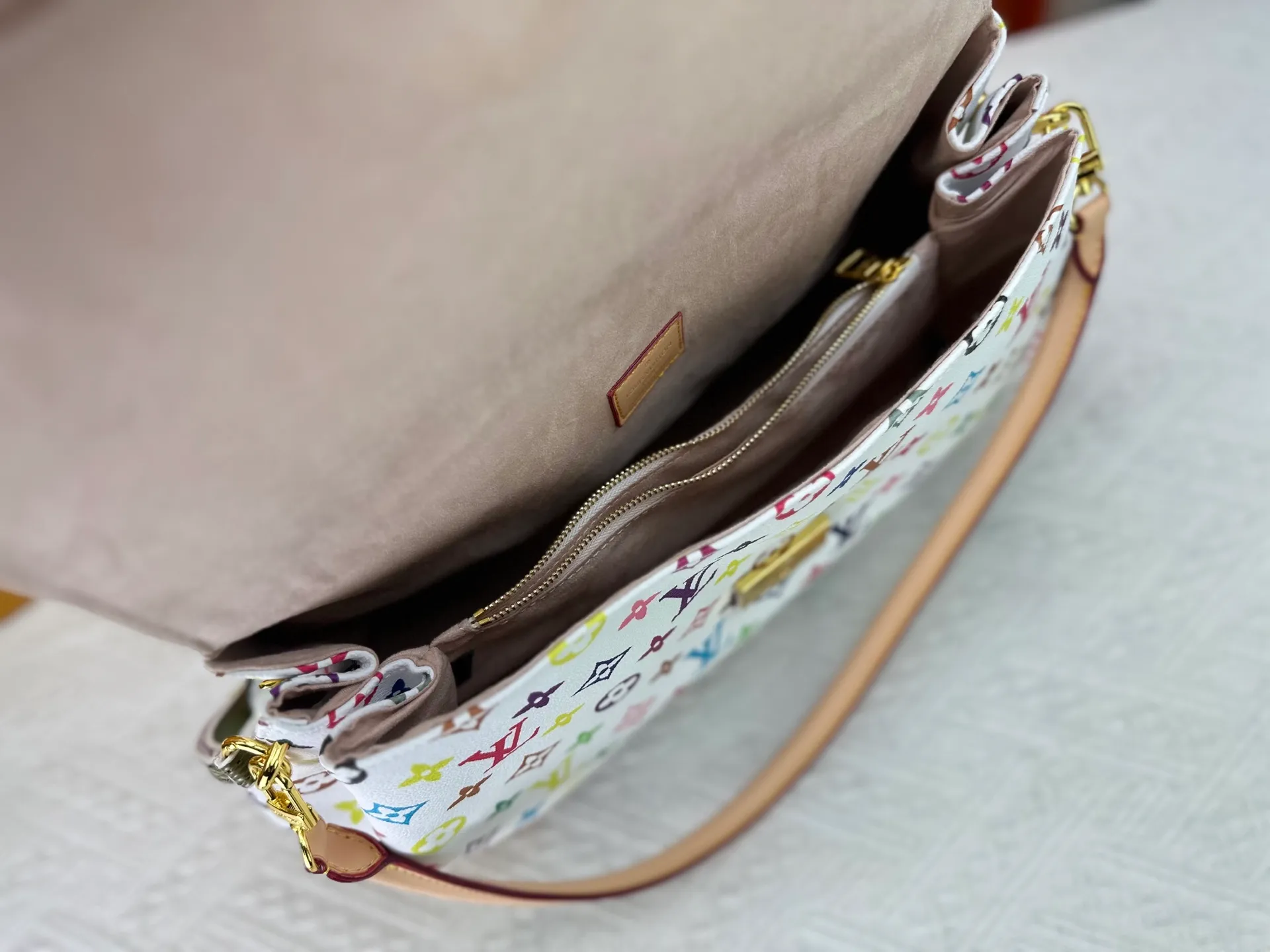 P320 Upgraded original M14473 This Hide Away handbag is made of Monogram coated canvas, integrating clean lines with the brand's traditional elements, creating an excellent choice for both work and leisure. The metal padlock and Toron handles harken back to 1930s archival style, and a hidden interior compartment keeps valuables safe. Dimensions: 36.0 x 26.0 x 18.0 cm (length x height x width)