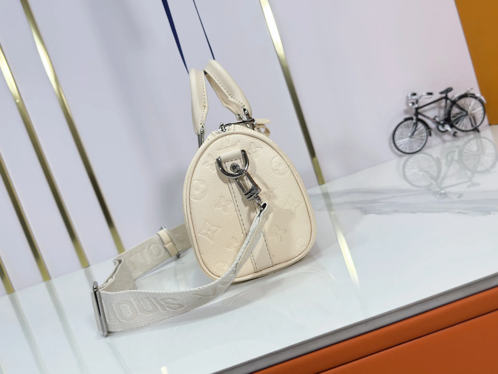 P240 Upgraded original M14078 M01942 M15076 M24434 M46271 M20900 M46249 This handbag condenses the classic silhouette of the Keepall travel bag. It is made of Monogram embossed Taurillon leather. Its compact shape is suitable for storing small items such as mobile phones and wallets. With its clever use of leather handles and detachable shoulder strap, it's easy to carry with you in trendy style. Detailed features Dimensions: 25✘15✘11 cm