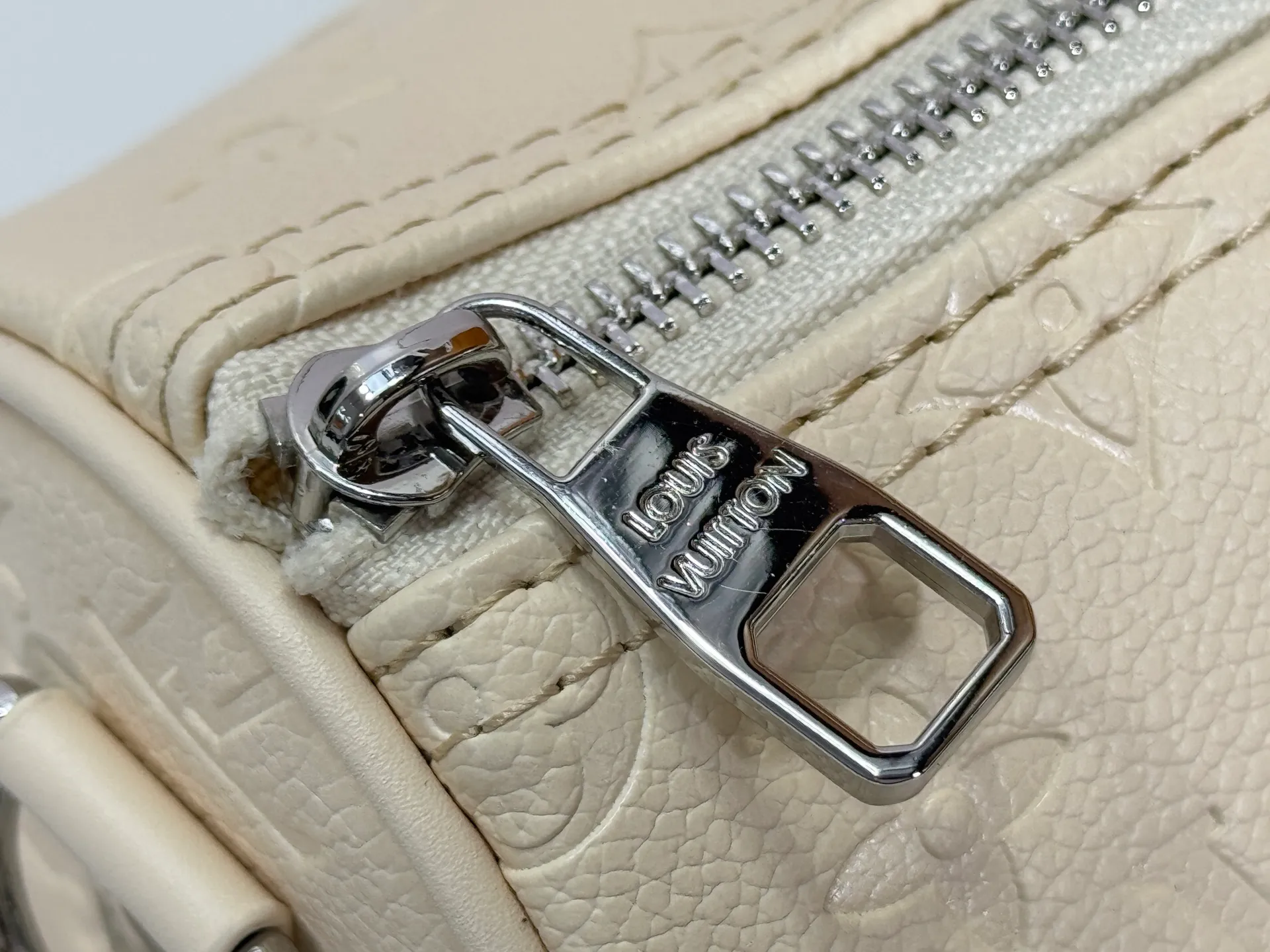 P240 Upgraded original M14078 M01942 M15076 M24434 M46271 M20900 M46249 This handbag condenses the classic silhouette of the Keepall travel bag. It is made of Monogram embossed Taurillon leather. Its compact shape is suitable for storing small items such as mobile phones and wallets. With its clever use of leather handles and detachable shoulder strap, it's easy to carry with you in trendy style. Detailed features Dimensions: 25✘15✘11 cm