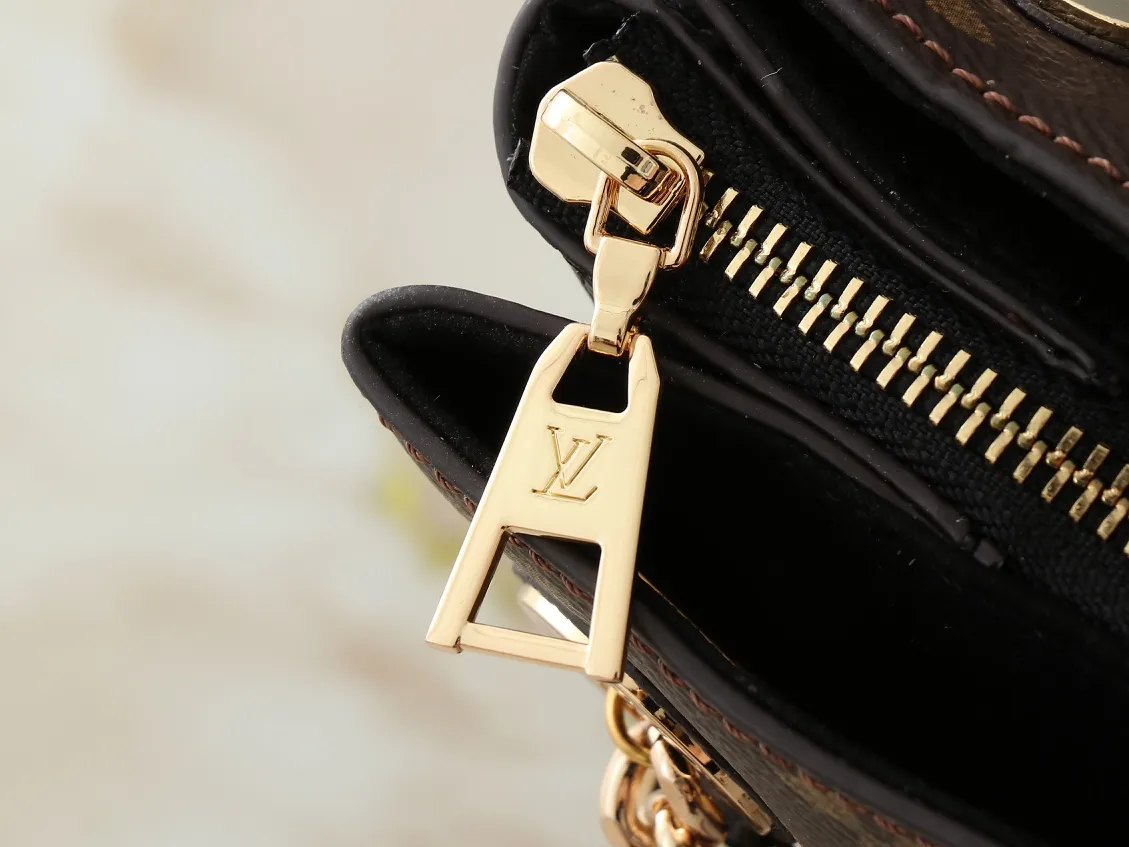 💰300💰Upgraded original M43772.M43759 M43758 This Surene MM Chain Handbag in Letter Empreinte Leather with its gold chain is as functional as it is sophisticated. Very easy to put on thanks to the leather shoulder pads and decorative chain. The large size of this suitcase means it easily fits A4 documents as well as all your daily essentials. The embossed pattern on supple leather is deep enough to stay in place for a while while still maintaining its soft feel. Size: length 37*26*15cm
