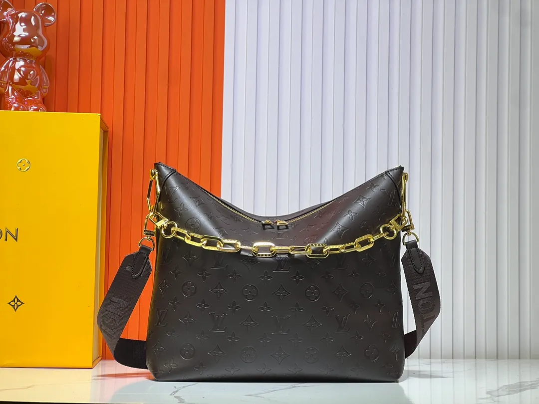 Batch 260💰Upgraded original M12068 M12071 M12072 This new Coussin series of hobo bags combines fashion and functionality, and combines the series’ iconic design elements. The bag is made of smooth cotton-paved leather and is embossed with the brand's Monogram pattern. The signature thick chain strap is accented with gold-tone hardware, while the wide detachable textile shoulder strap allows you to carry it in different ways. This versatile style is large enough to hold a laptop and features a removable zip pocket. Dimensions: 38x33x10 cm