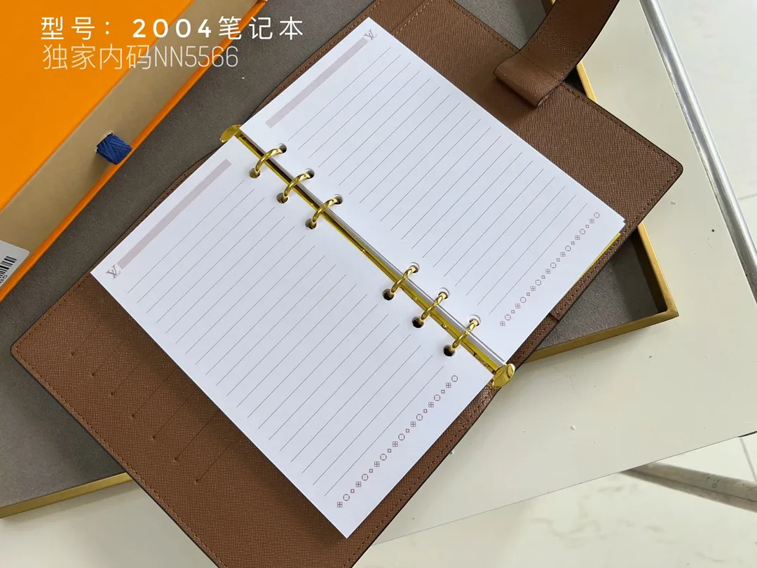 💰140 Top Original 💎 Latest Date 📅 Notepad This small notepad cover is made of Monogram canvas and can hold three credit cards. It can also be used as an address book, notebook or calendar. Epi leather is delicately embossed with LV initials and is lined with intertwined textured leather - Push-button closure - Six-ring binder with three rings in a set, six credit card slots and two internal compartments - Notepad insert available separately. Model: 2004 Size: 14x8cm