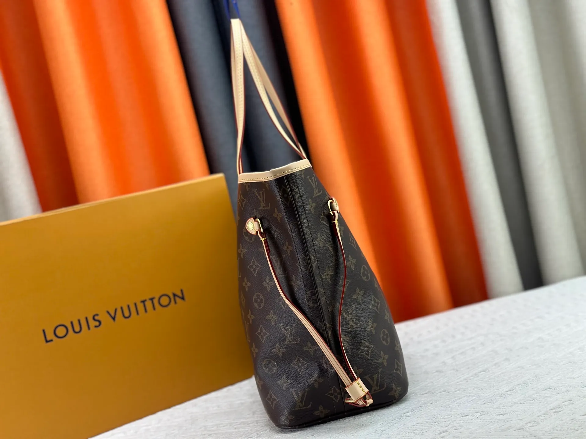 P260 Upgraded original M13675 M13271 M40995 This medium-sized Neverfull handbag is from the Louis Vuitton x Takashi Murakami reissue series. It uses Monogram canvas to create a spacious configuration, and then uses the smart Monogram floral pattern to interpret the artist's "ultra-flat" aesthetic style. Cowhide leather outlines the upper edge, handles and side straps, while the fabric lining incorporates colorful stripes. An interior zip pocket and a removable storage bag complete the functional design. Dimensions: 31.0 x 28.0 x 14.0 cm (length x height x width)