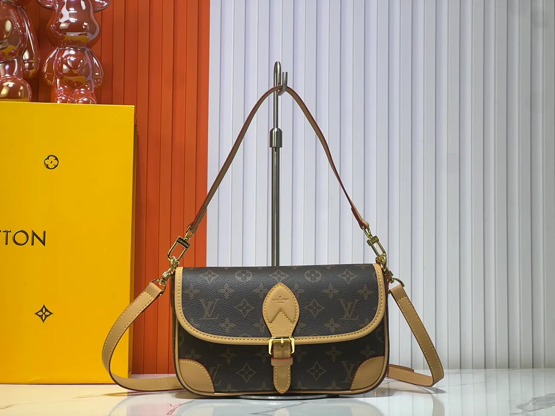 Batch 220💰M45985 belt Diane handbag reshapes the classic design of the 1990s, incorporating retro elements such as leather corners and traditional buckles into the Monogram canvas body, with pockets and a neat inner layer. The wide jacquard shoulder strap features the bold Louis Vuitton logo and Monogram flowers on either side. 24.0 x 15.0 x 9.0 cm cm