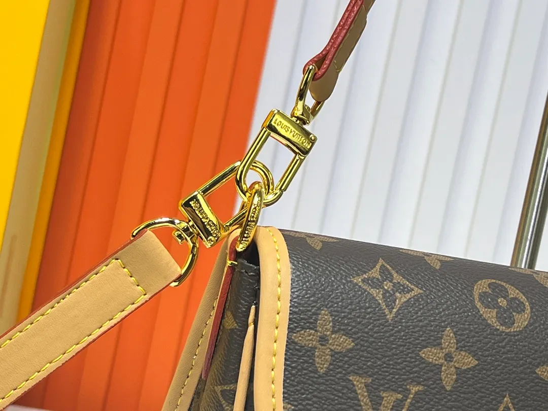 Batch 220💰M45985 belt Diane handbag reshapes the classic design of the 1990s, incorporating retro elements such as leather corners and traditional buckles into the Monogram canvas body, with pockets and a neat inner layer. The wide jacquard shoulder strap features the bold Louis Vuitton logo and Monogram flowers on either side. 24.0 x 15.0 x 9.0 cm cm