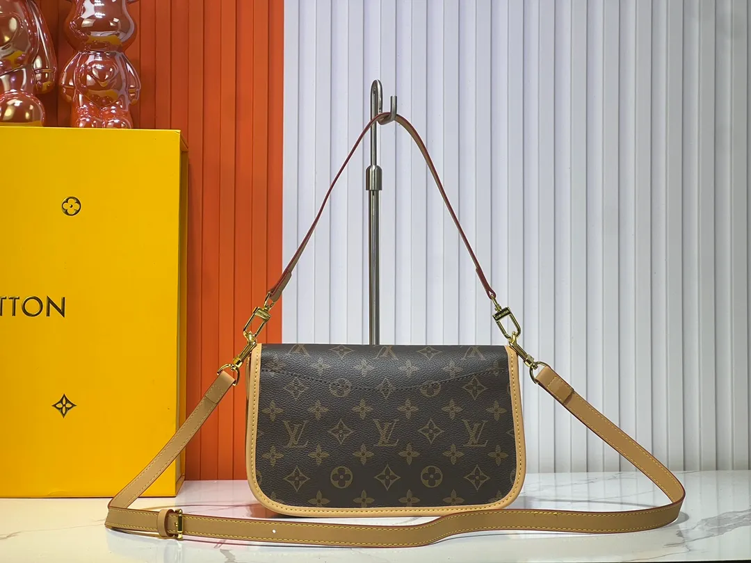 Batch 220💰M45985 belt Diane handbag reshapes the classic design of the 1990s, incorporating retro elements such as leather corners and traditional buckles into the Monogram canvas body, with pockets and a neat inner layer. The wide jacquard shoulder strap features the bold Louis Vuitton logo and Monogram flowers on either side. 24.0 x 15.0 x 9.0 cm cm