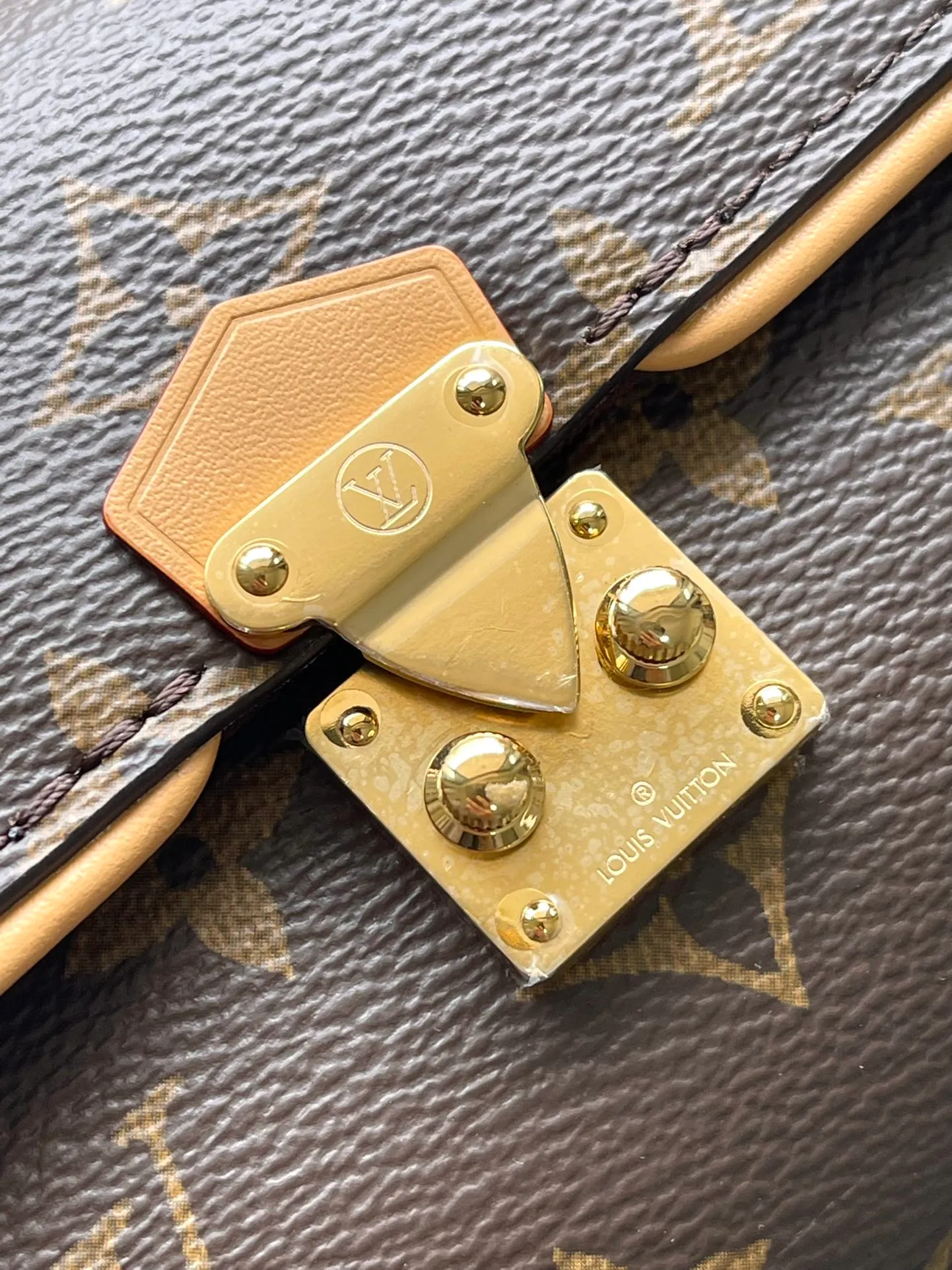 💰860 (steel hardware) top original order M13566 This Pochette Camille handbag is made of Monogram canvas, paying tribute to the original design that came out of Louis Vuitton's 2000 spring and summer fashion show. The S-Lock buckle, LVCircle logo on the chain and contrasting WVN leather trim embody the brand's classic elements. The flexible and easy-to-wear construction can be worn cross-body, over the shoulder or by hand. Dimensions: 20.5 × 11 × 6 cm