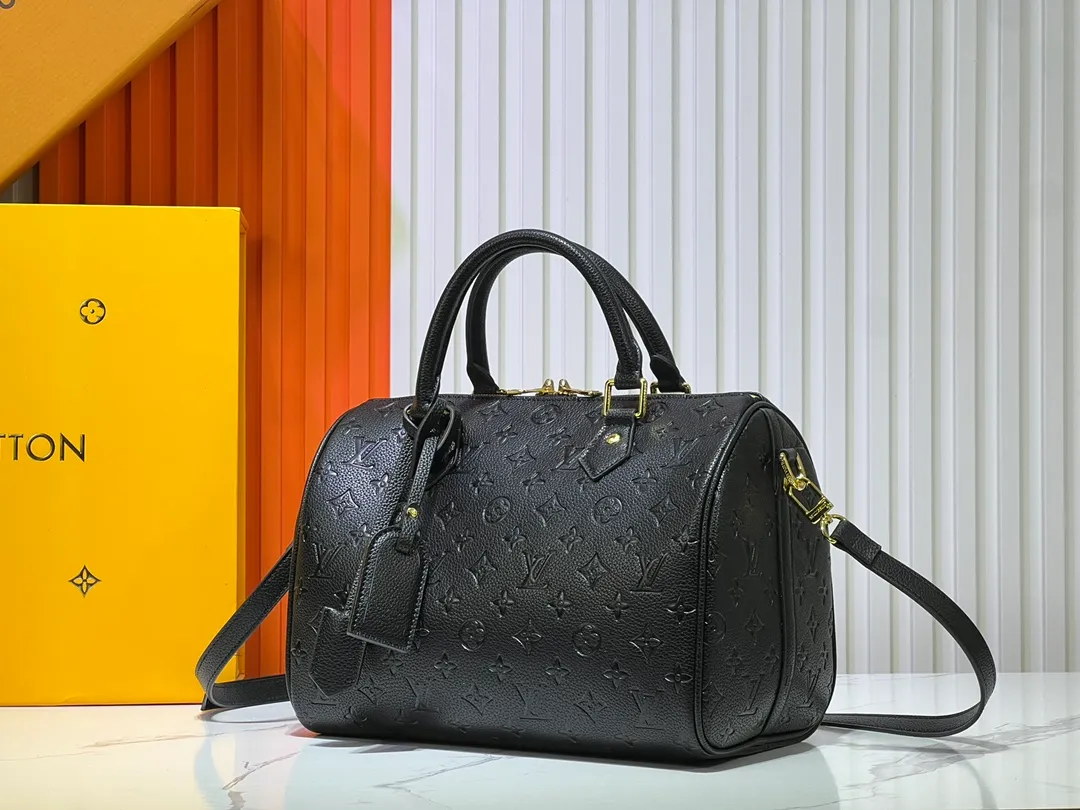 Batch 280💰Upgraded from the original M47186 M11323 M40391 This Speedy Soft 30 handbag renews the classic design of the Speedy handbag, using Monogram Empreinte leather and suede cowhide lining to create a light and soft structure. Whether carried by hand, cross-body or shoulder, you can create a trendy look. Dimensions: 30x21x17 cm
