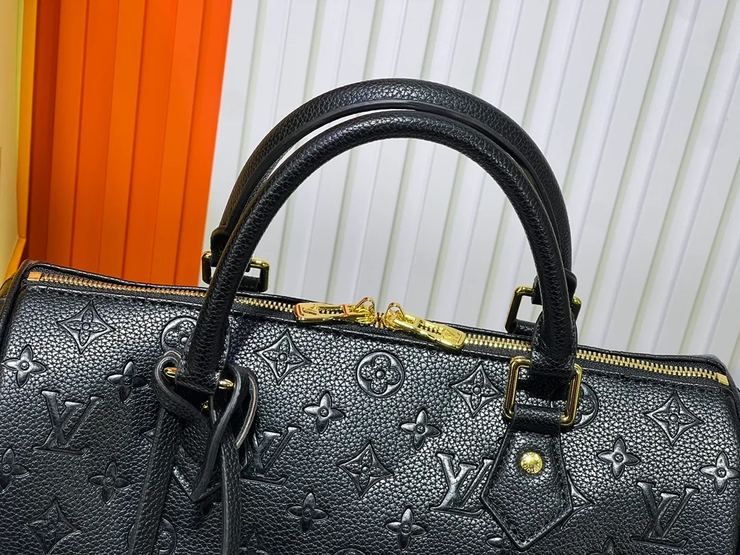 Batch 280💰Upgraded from the original M47186 M11323 M40391 This Speedy Soft 30 handbag renews the classic design of the Speedy handbag, using Monogram Empreinte leather and suede cowhide lining to create a light and soft structure. Whether carried by hand, cross-body or shoulder, you can create a trendy look. Dimensions: 30x21x17 cm