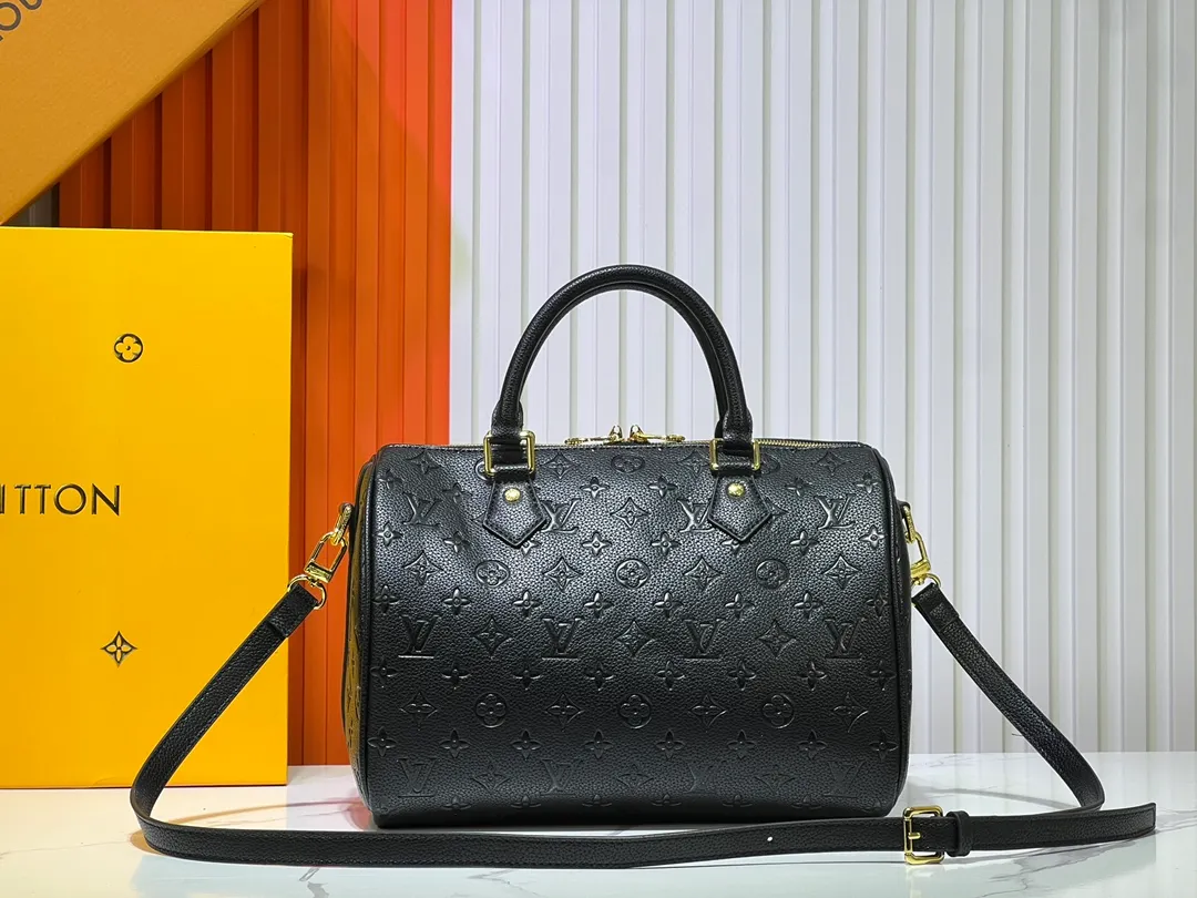 Batch 280💰Upgraded from the original M47186 M11323 M40391 This Speedy Soft 30 handbag renews the classic design of the Speedy handbag, using Monogram Empreinte leather and suede cowhide lining to create a light and soft structure. Whether carried by hand, cross-body or shoulder, you can create a trendy look. Dimensions: 30x21x17 cm