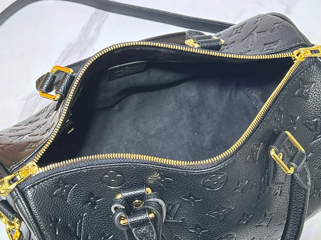 Batch 280💰Upgraded from the original M47186 M11323 M40391 This Speedy Soft 30 handbag renews the classic design of the Speedy handbag, using Monogram Empreinte leather and suede cowhide lining to create a light and soft structure. Whether carried by hand, cross-body or shoulder, you can create a trendy look. Dimensions: 30x21x17 cm