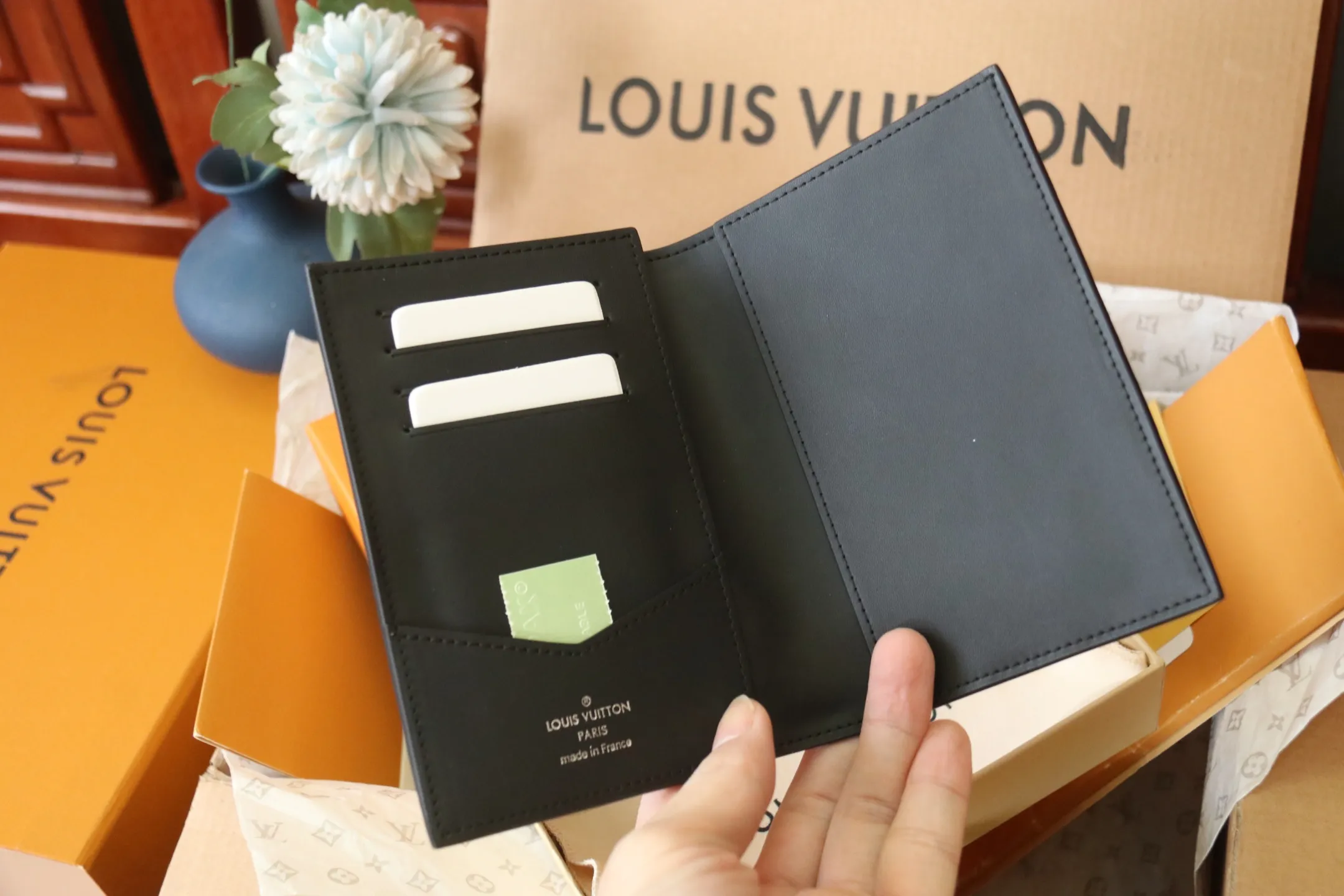 Original quality embossed M13187 passport holder💰320 An excellent companion for fashionable travel. Lined with luxurious grained calfskin and featuring a multi-compartment interior, this is a classic travel accessory. The image of a giraffe carrying a gorgeous Louis Vuitton handbag and making a shopping spree transforms this elegant passport holder into the embodiment of cuteness. 10.0x14.0x2.5cm