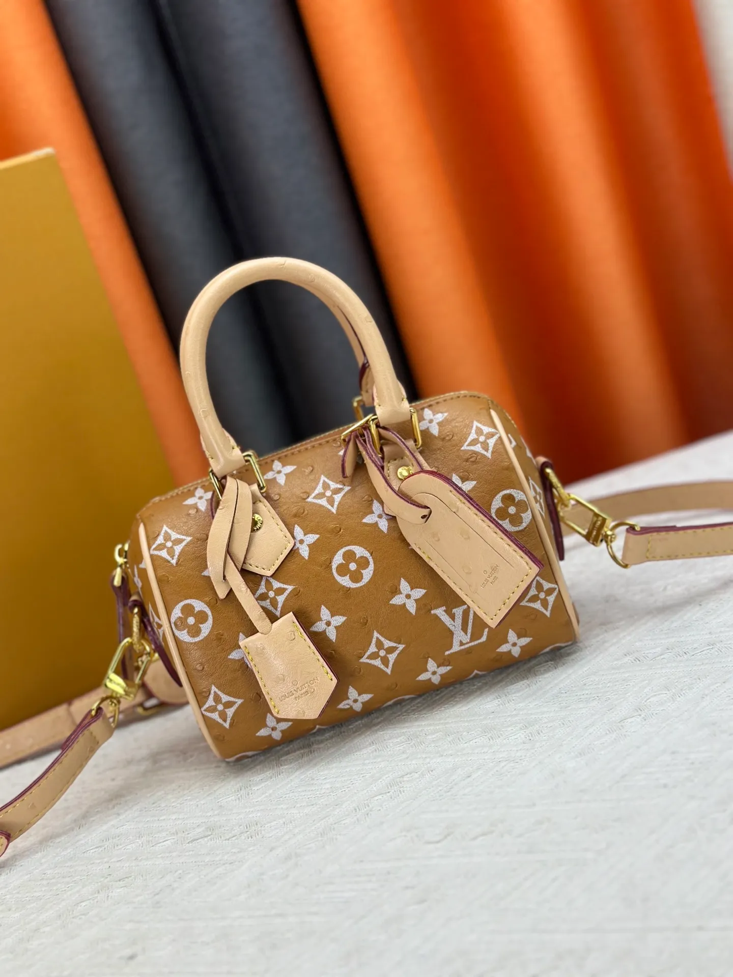 P260 [Official latest model Ostrich pattern 18 size] SPEEDY 18 handbag N87525 M16279 M46234 M81085 As a compact version of the Speedy series, the Speedy18 handbag uses ostrich leather to depict colorful Monogram patterns. Its twill effect is just like the texture of Monogram canvas, demonstrating Louis Vuitton's exquisite craftsmanship. Detachable and adjustable shoulder strap for cross-body wear. Dimensions: 18×12×10