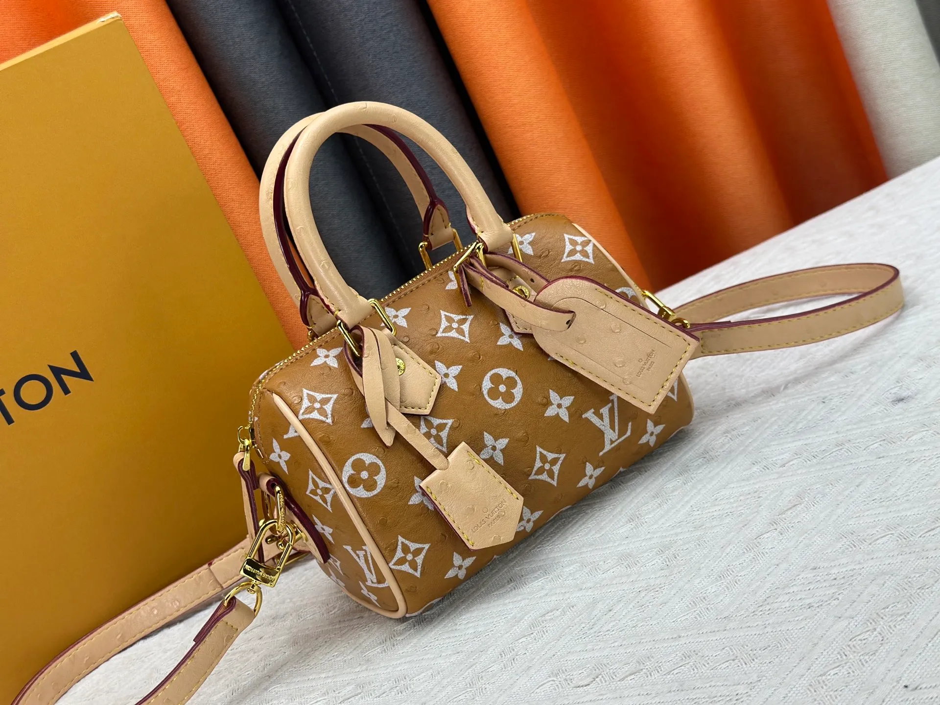 P260 [Official latest model Ostrich pattern 18 size] SPEEDY 18 handbag N87525 M16279 M46234 M81085 As a compact version of the Speedy series, the Speedy18 handbag uses ostrich leather to depict colorful Monogram patterns. Its twill effect is just like the texture of Monogram canvas, demonstrating Louis Vuitton's exquisite craftsmanship. Detachable and adjustable shoulder strap for cross-body wear. Dimensions: 18×12×10