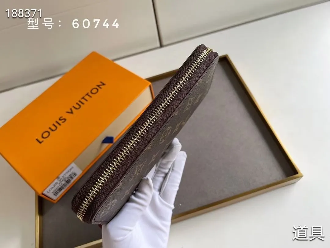 P100💰💎The original LV Clemence wallet is small and compact but has ample capacity. It is made of exquisite and durable Monogram canvas material. Bright color lining and leather zippers show off the playful charm of women. Model: 60744/60742. Size: 19.5×9×1.5cm