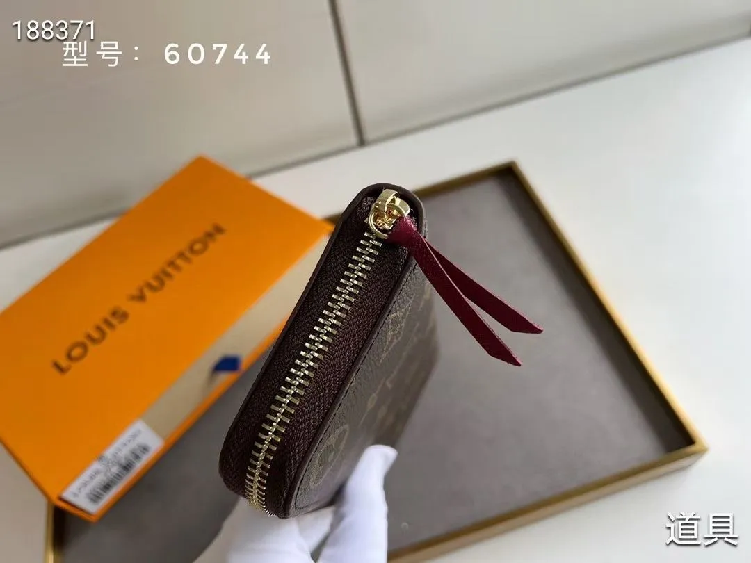 P100💰💎The original LV Clemence wallet is small and compact but has ample capacity. It is made of exquisite and durable Monogram canvas material. Bright color lining and leather zippers show off the playful charm of women. Model: 60744/60742. Size: 19.5×9×1.5cm