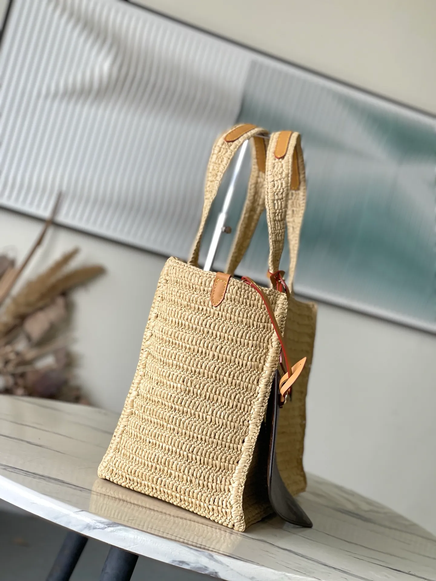 💰1580 Top Original Order M14458 This Shopper Tote handbag is filled with summery atmosphere with light raffia, which cleverly reflects the Louis Vuitton logo embroidery on the front. The removable distressed leather nameplate adds a retro charm, and the Louis Vuitton woven label on the inside highlights the new season cruise theme. Dimensions: 44 × 32 × 17 cm