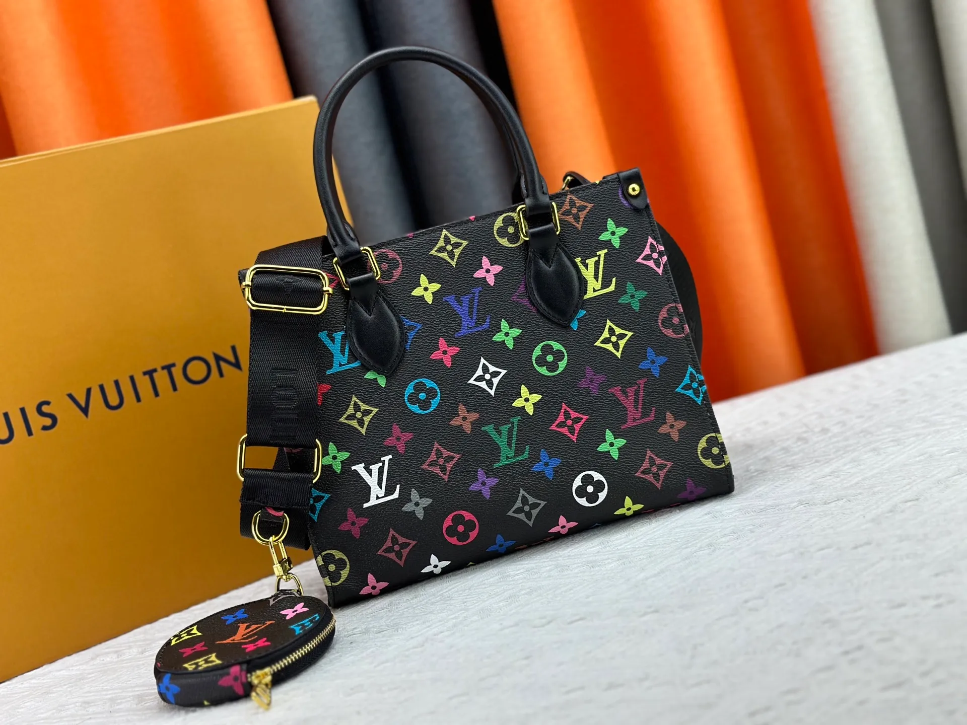 P300 Upgraded Original M46373 Murakami White Tricolor Black Tricolor This OnTheGo small handbag is made of Monogram and Monogram Reverse canvas, with the Monogram Giant pattern embellished on it. The Toron handle and the jacquard textured shoulder strap decorated with the brand's logo create a visual contrast, and the detachable coin bag is suitable for storing change or small items. It combines fashionable charm with various functions, making it a good daily companion. 25.0 x 19.0 x 11.5 cm (length x height x width)