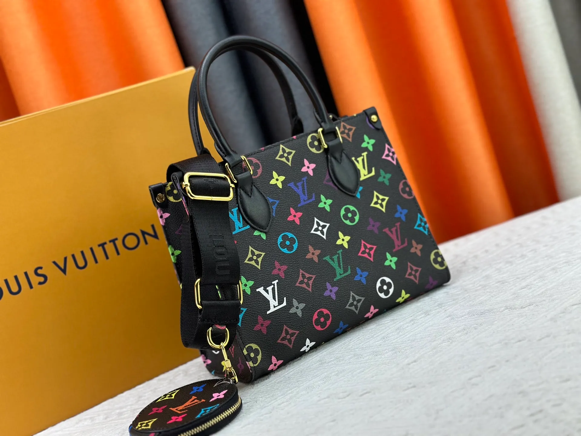 P300 Upgraded Original M46373 Murakami White Tricolor Black Tricolor This OnTheGo small handbag is made of Monogram and Monogram Reverse canvas, with the Monogram Giant pattern embellished on it. The Toron handle and the jacquard textured shoulder strap decorated with the brand's logo create a visual contrast, and the detachable coin bag is suitable for storing change or small items. It combines fashionable charm with various functions, making it a good daily companion. 25.0 x 19.0 x 11.5 cm (length x height x width)