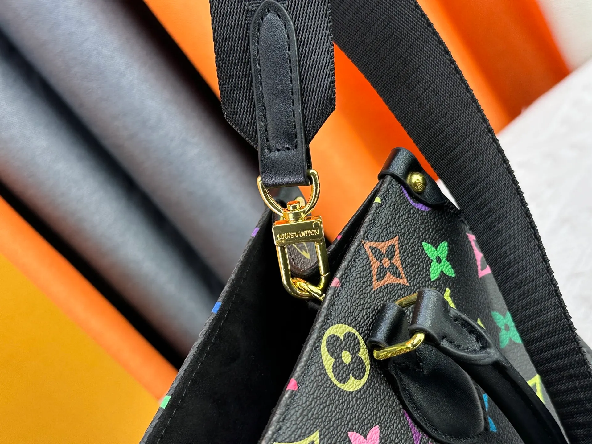 P300 Upgraded Original M46373 Murakami White Tricolor Black Tricolor This OnTheGo small handbag is made of Monogram and Monogram Reverse canvas, with the Monogram Giant pattern embellished on it. The Toron handle and the jacquard textured shoulder strap decorated with the brand's logo create a visual contrast, and the detachable coin bag is suitable for storing change or small items. It combines fashionable charm with various functions, making it a good daily companion. 25.0 x 19.0 x 11.5 cm (length x height x width)