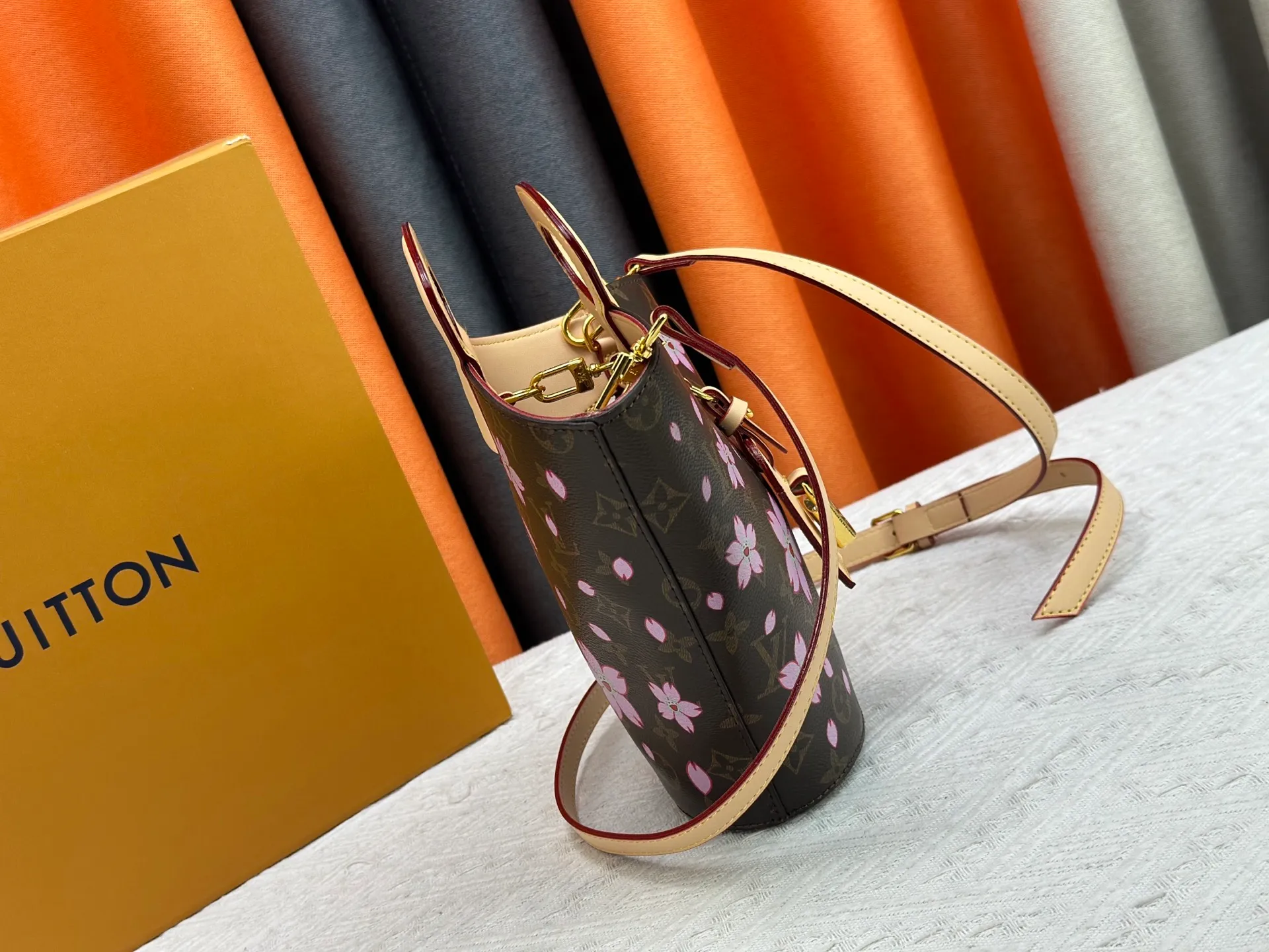 P260 Upgraded original M14680 This model Nicolas Ghesquière presented the Rivage BB handbag at the 2025 spring and summer show. It is cut out of Monogram canvas in a bucket shape and reinterprets the Noctambule handbag launched by Louis Vuitton in 1999. The trunk-style handles, LV-engraved padlock and leather luggage tag add classic elements, and the shoulder strap makes it easy to carry cross-body. Dimensions: 12.0 x 18.0 x 7.0 cm (length x height x width)